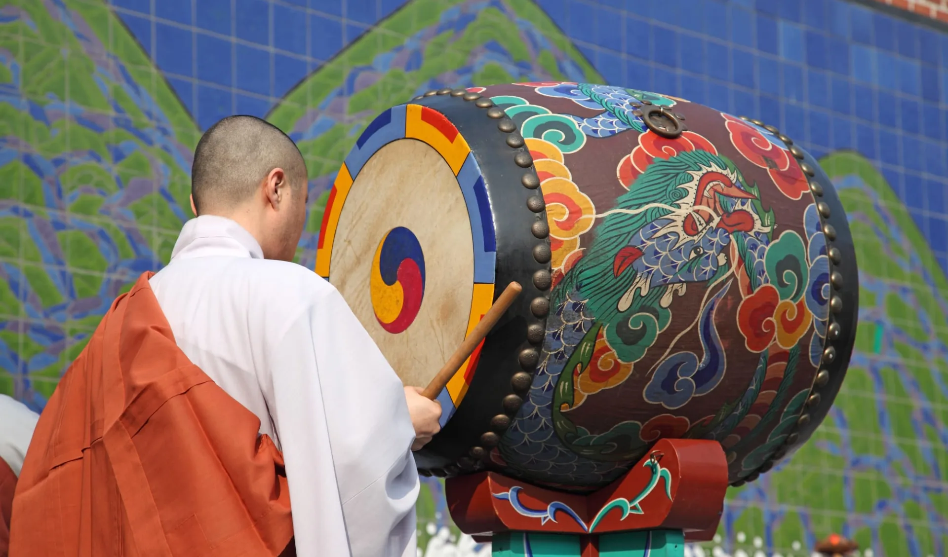 Temple Stay ab Busan: Monk with Drum in Temple