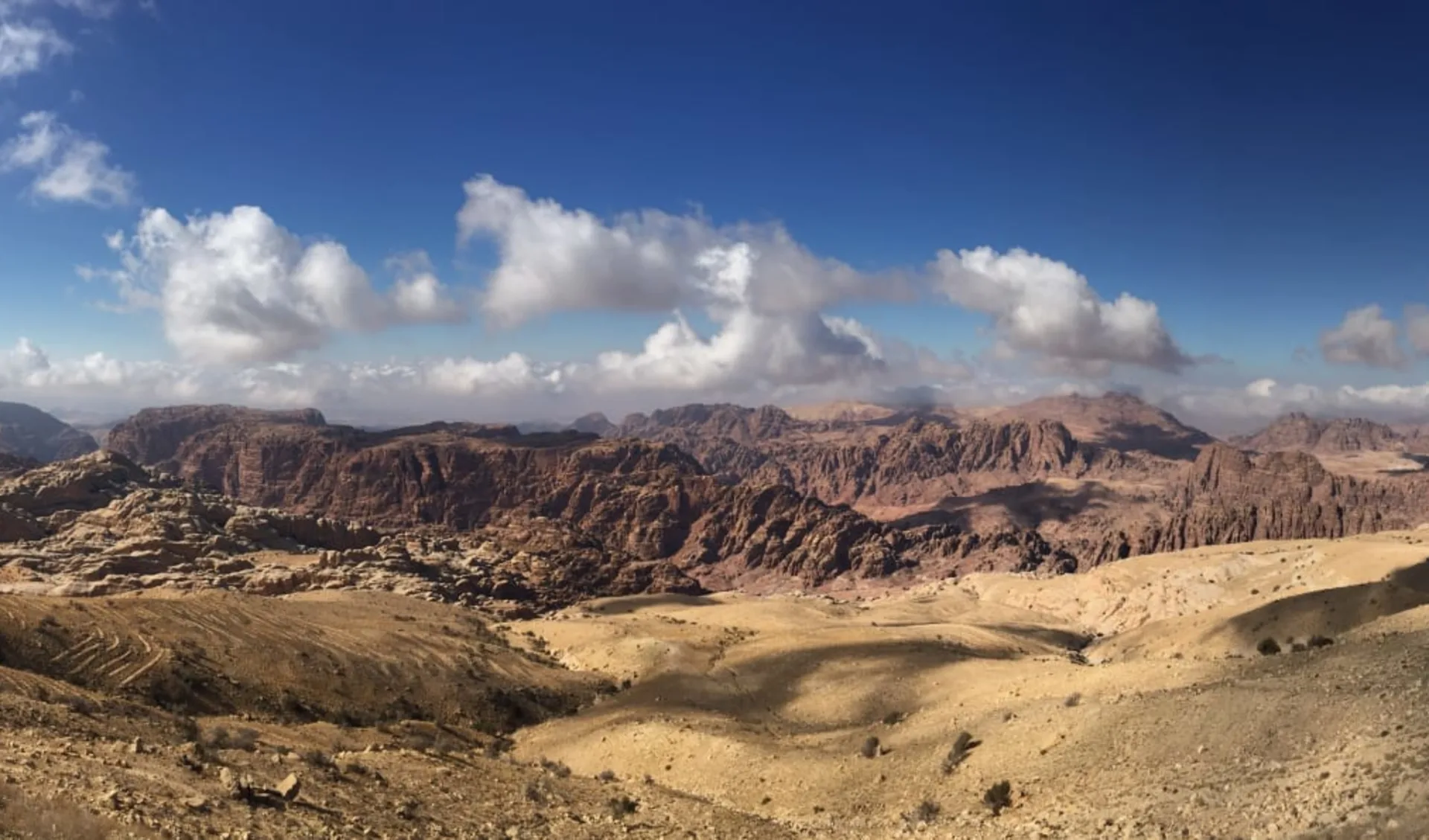 Trekking von Dana nach Petra: mountians in Jordan