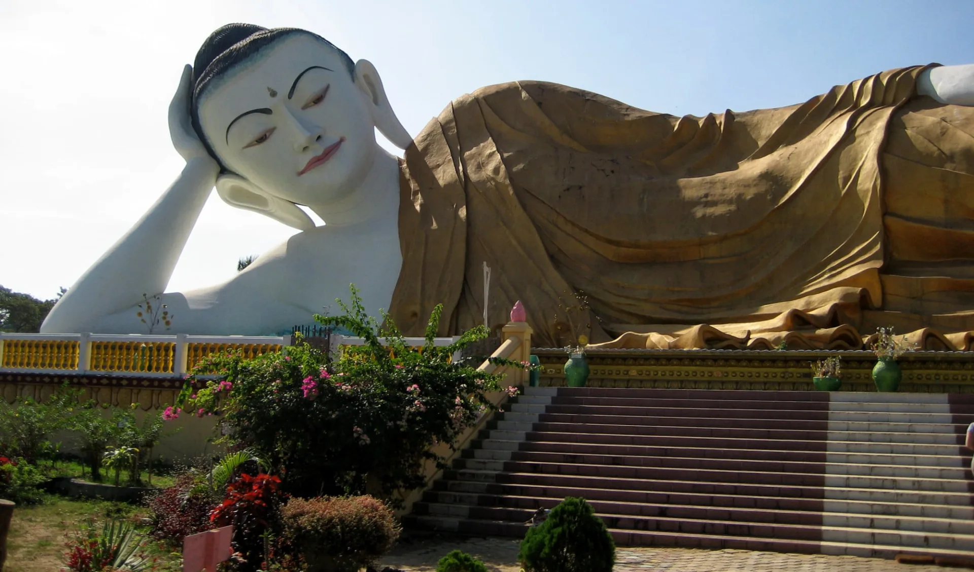 Der magische goldene Felsen ab Yangon: Myanmar Bago Giant Buddha