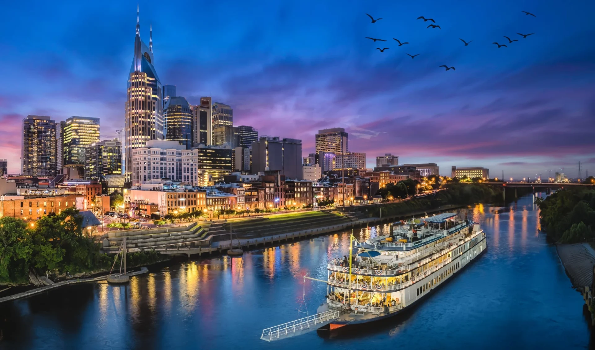 Kontrastreiches Amerika ab Chicago: Nashville_Skyline_River_Sunset_Tennessee_USA