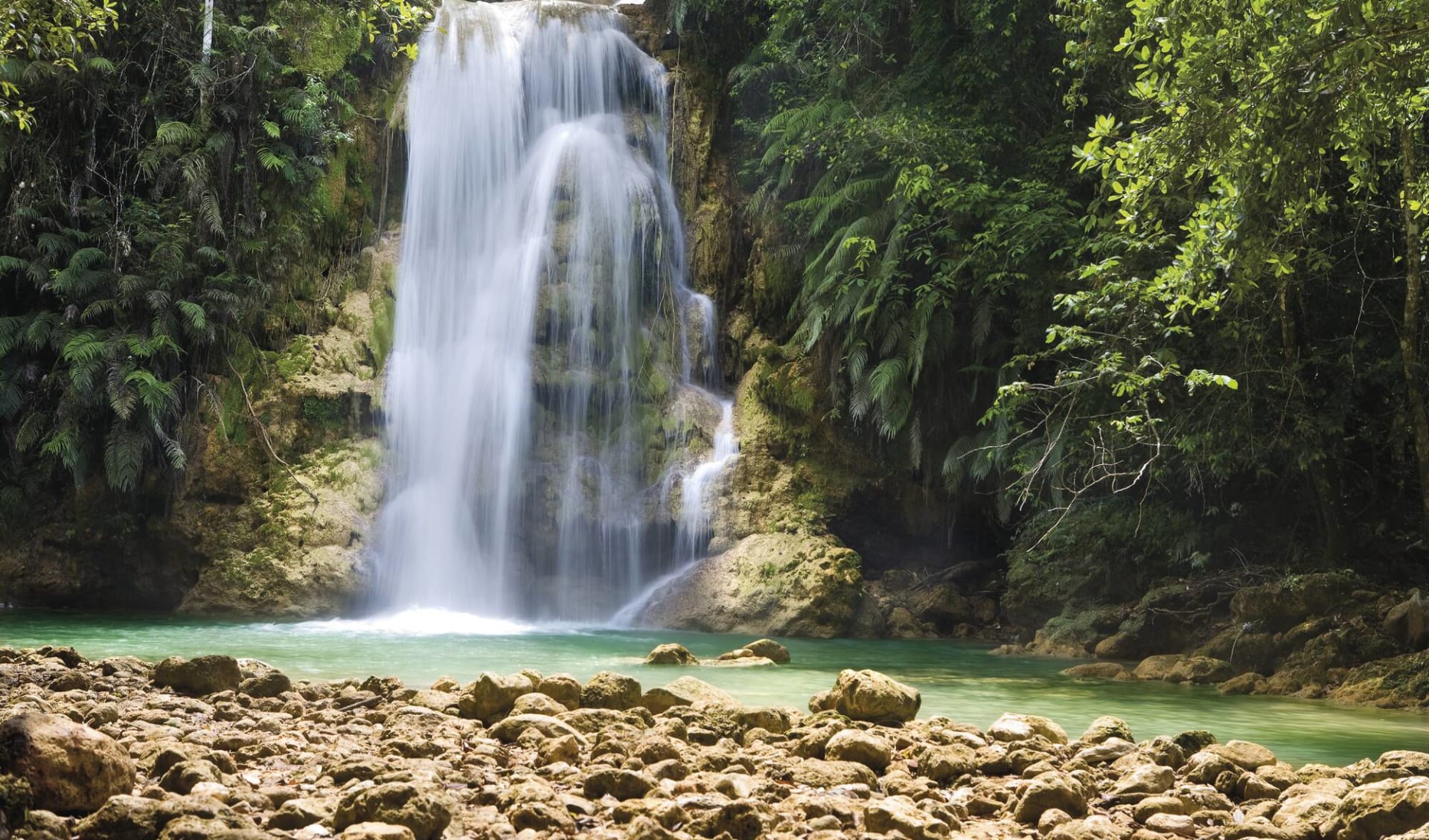 Dominikanische Republik für Einsteiger ab Santo Domingo: Natu El Limon Wasserfall - Dom Rep Wasserfall mit steinen im Vordergrund