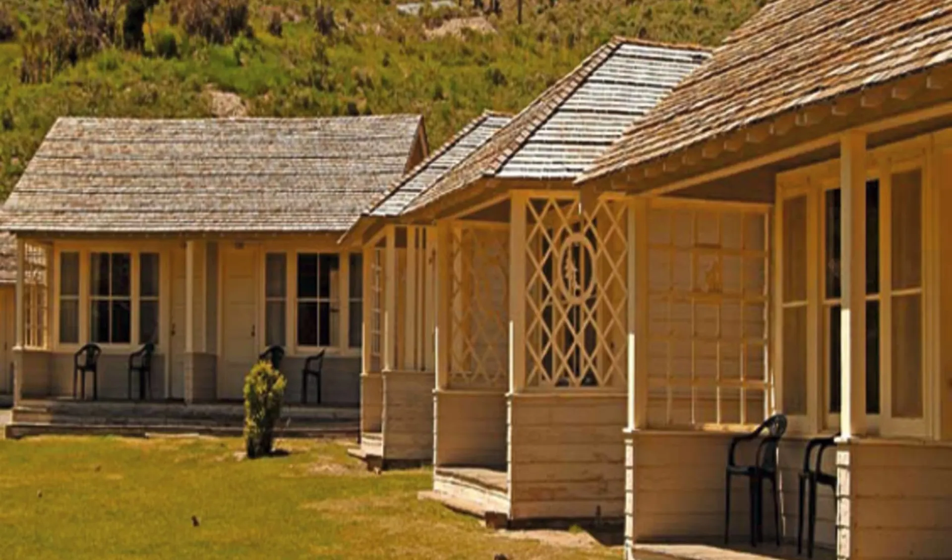 Mammoth Hot Springs Hotel & Cabins in Yellowstone National Park: natur mammoth hot springs hotel and cabins kleine hütten berge