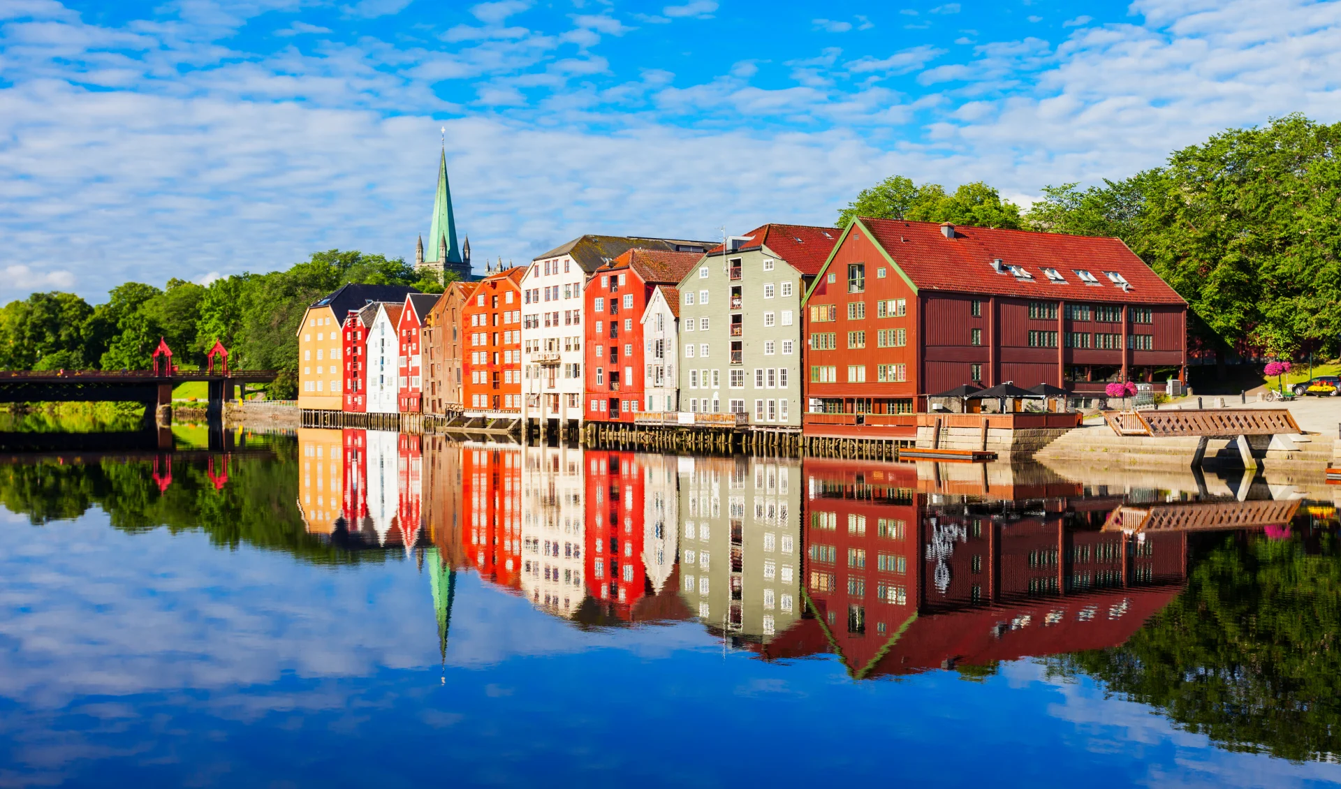 Rentiere und Fjorde auf der Reise zum Nordkap ab Oslo: Nidelva-Ufer, Trondheim