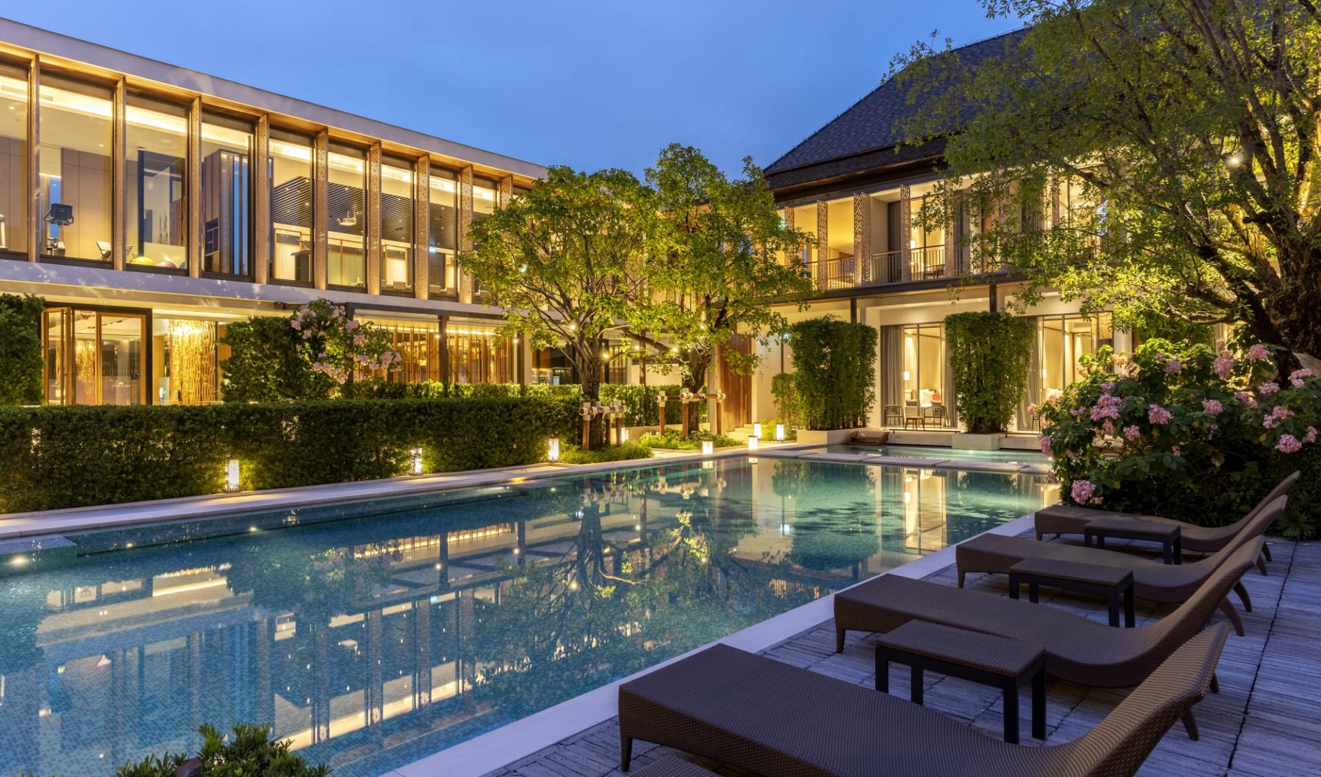 Villa Deva Resort & Hotel in Bangkok: Hotel exterior at night