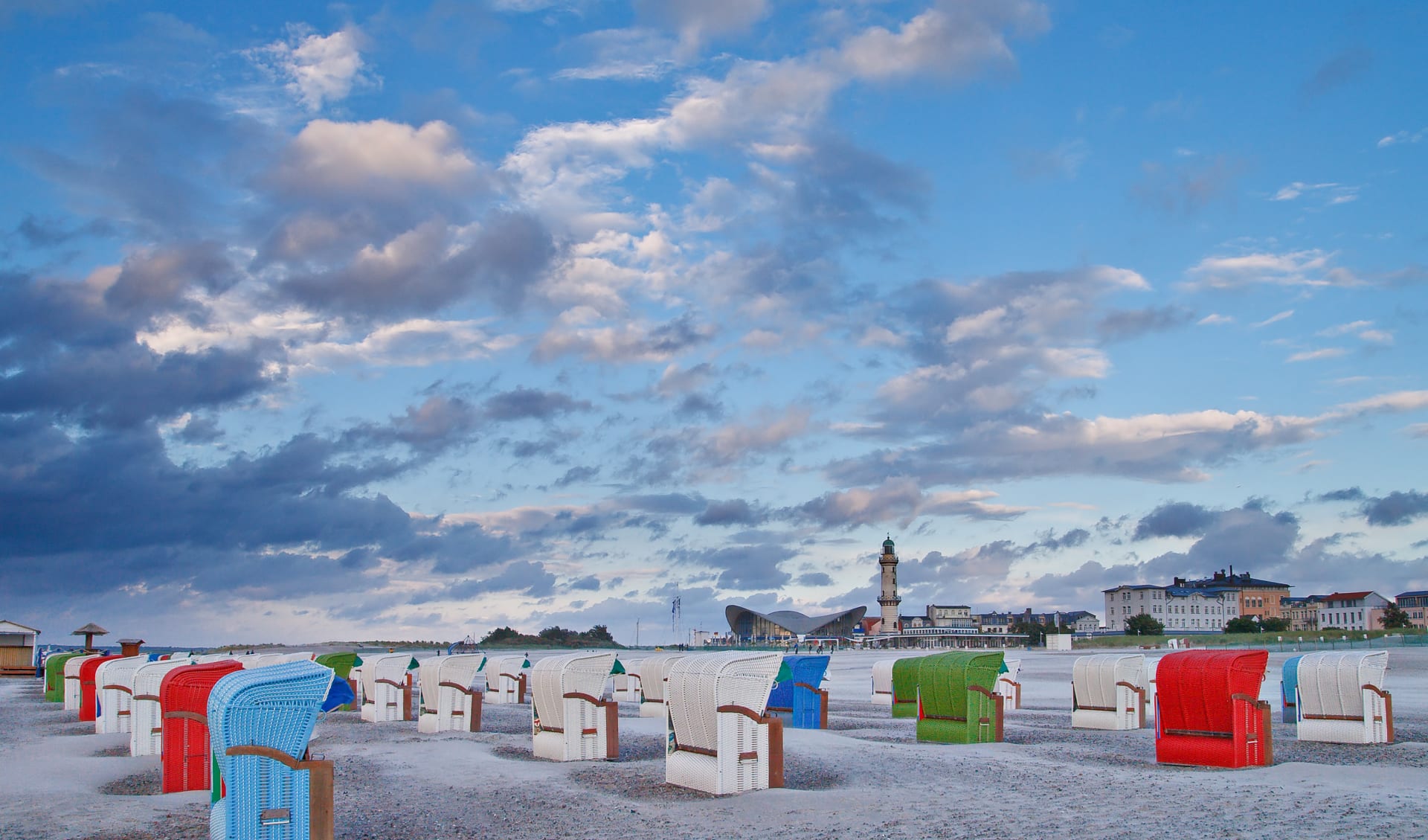 Badeferien im Strandhotel Zingst ab Rostock: Ostsee_Strandkörbe_