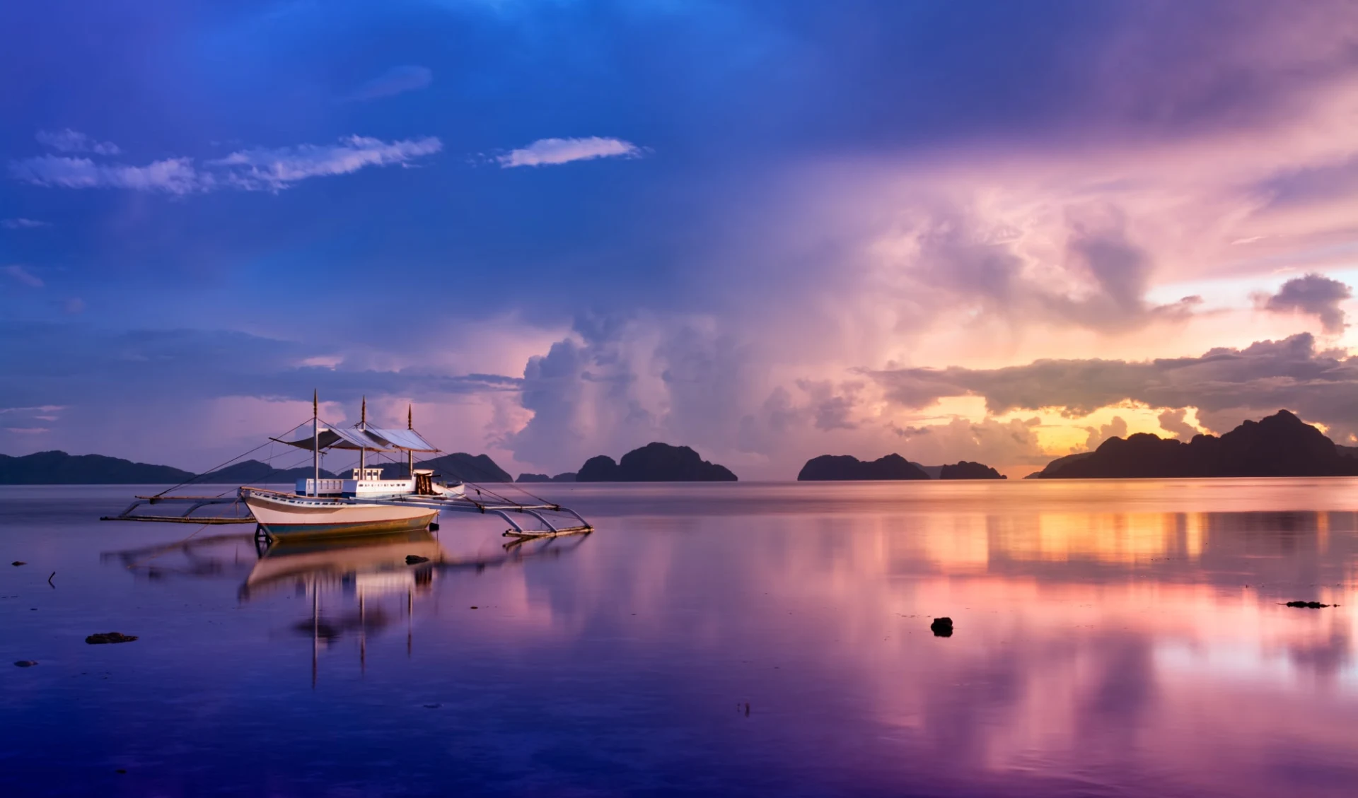 Traumhaftes Palawan: Palawan El Nido tropical sunset with a banca boat