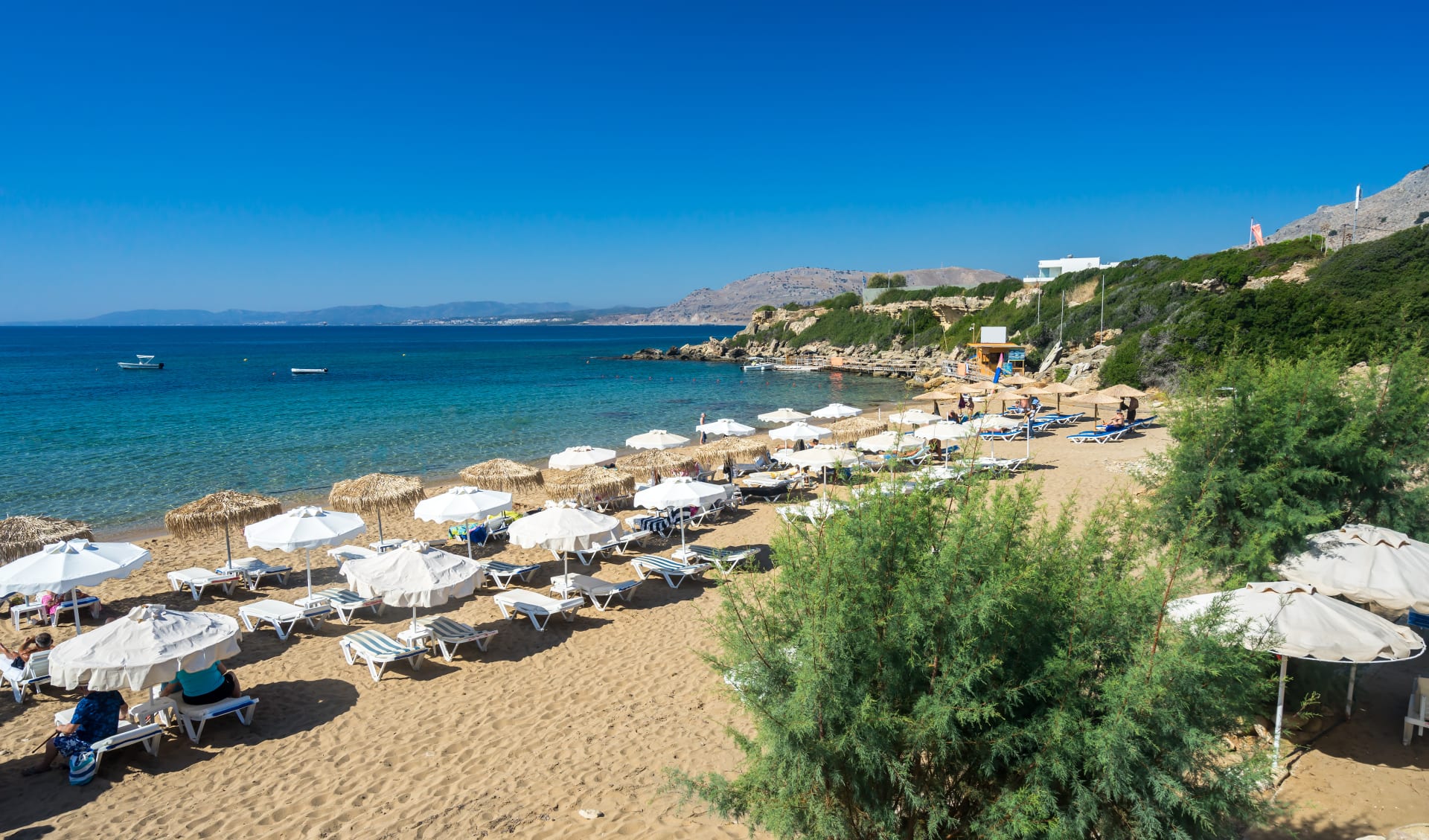 Badeferien im Lindos Princess Beach Hotel ab Rhodos: Pefkos Beach Schirme Rhodo Griechenland