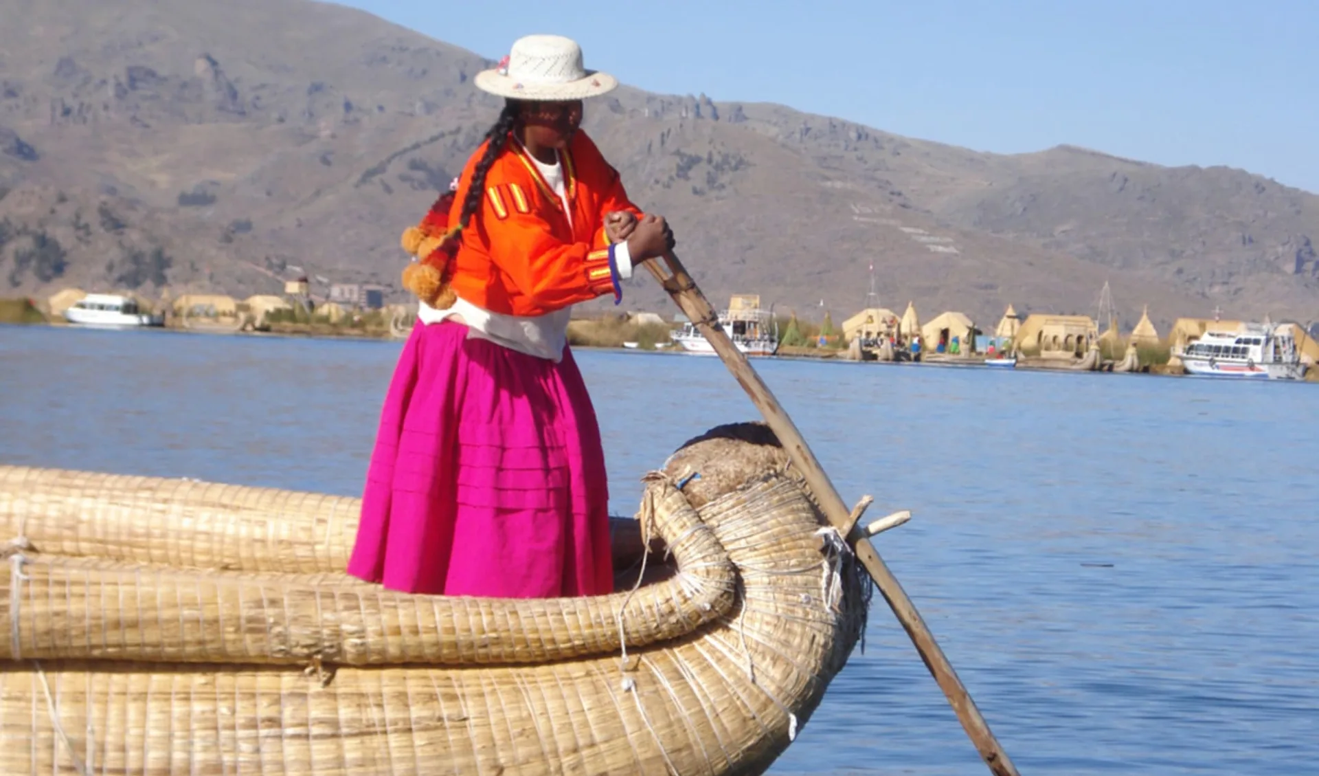 Privatreise Puno: Peru - Titicacasee - Frau auf Boot