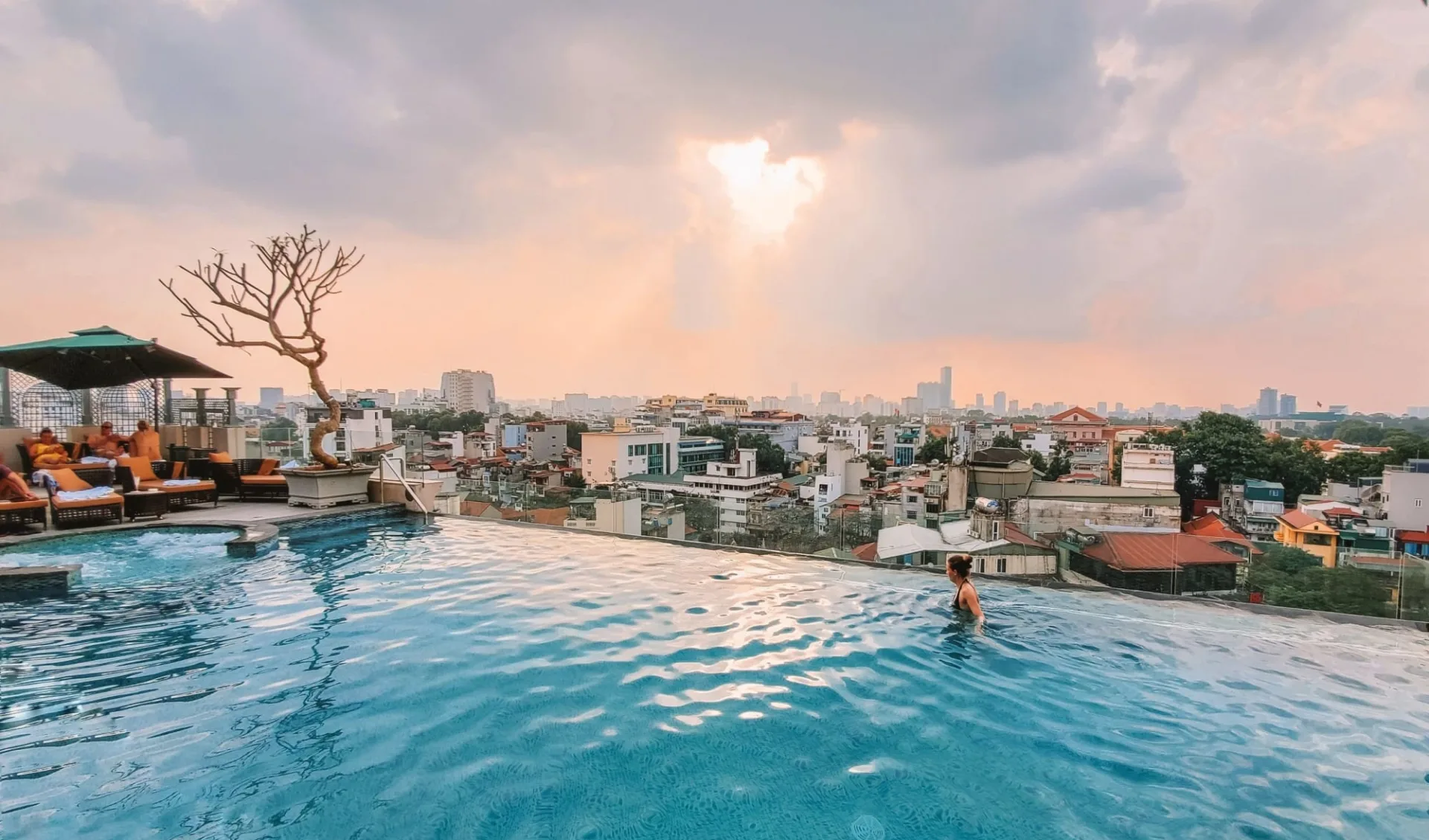 Peridot Grand Luxury Boutique Hotel in Hanoi:  Infinity Pool