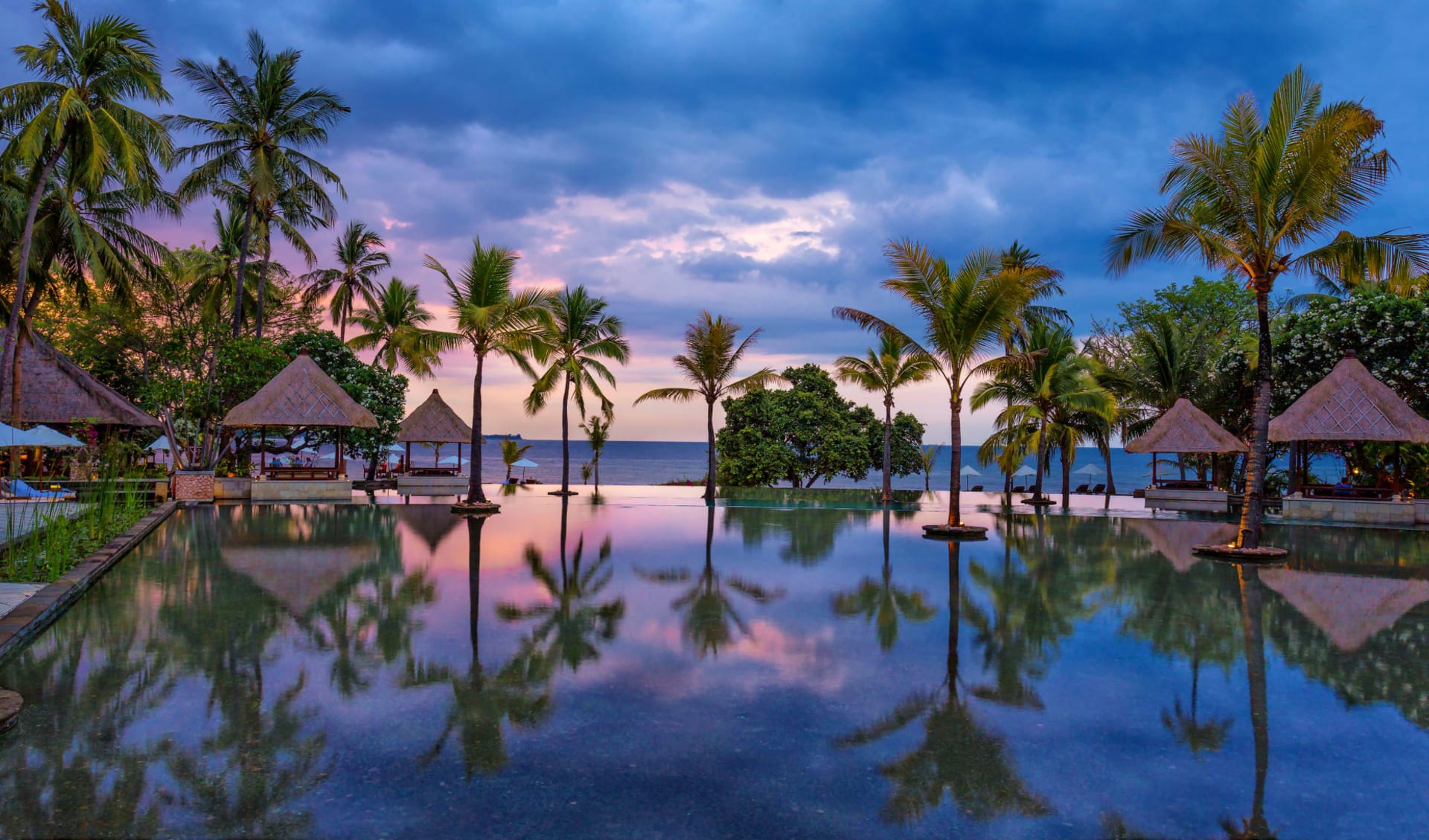 The Oberoi Beach Resort, Lombok: Infinity pool sunset