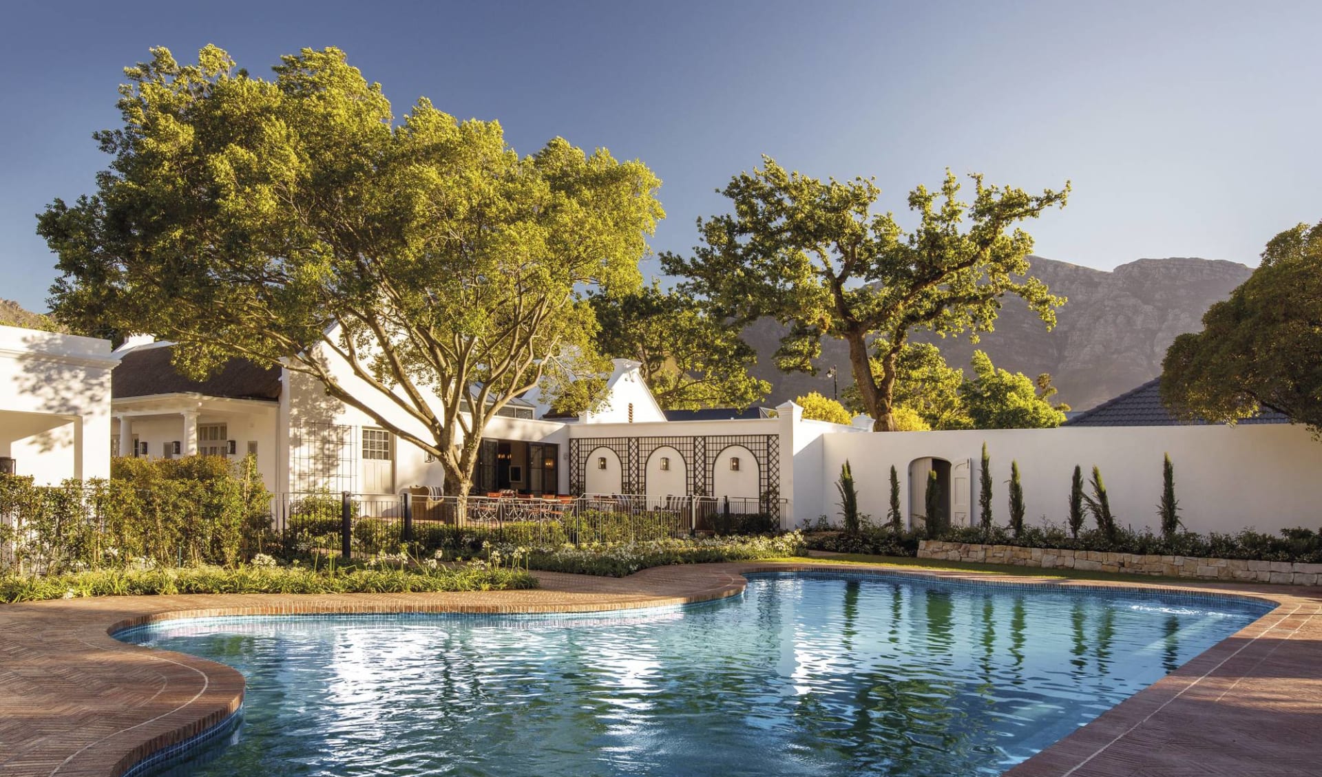 Leeu House in Franschhoek: pool Leeu House - Swimmingpool mit Garten