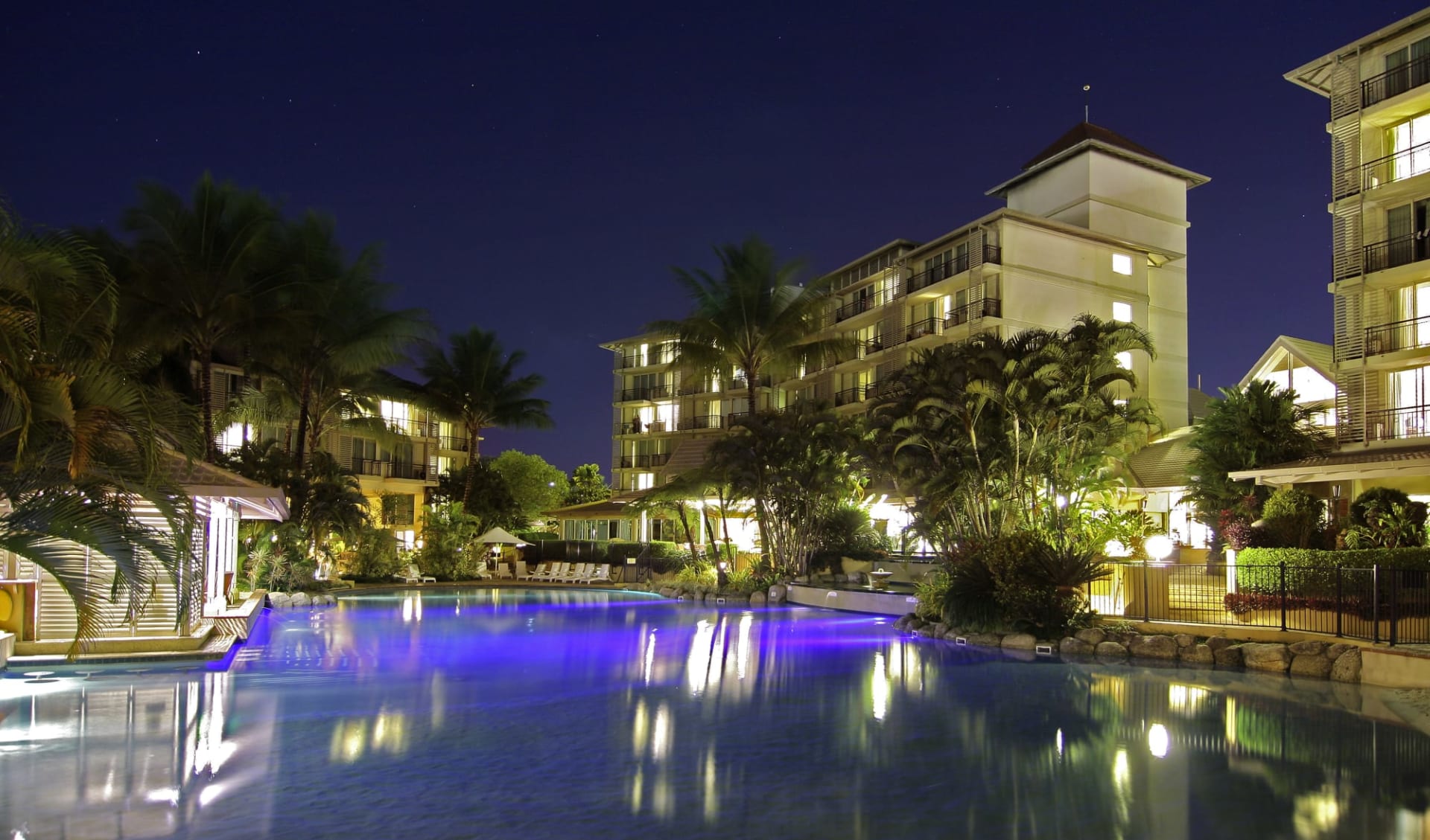 Novotel Cairns Oasis Resort: Pool Novotel Cairns Oasis Resort Hotel Anlage bei Nacht