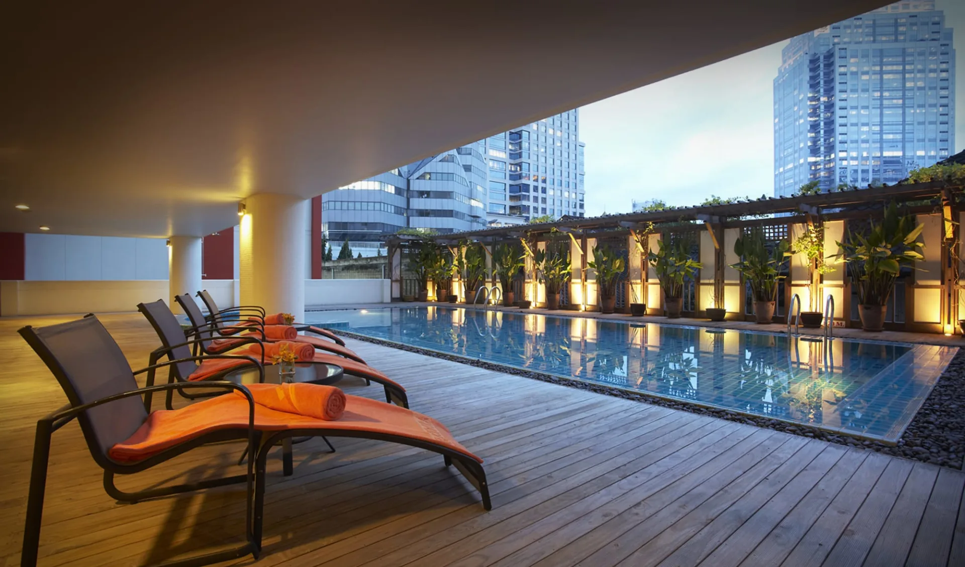 Bandara Suites Silom in Bangkok: Pool