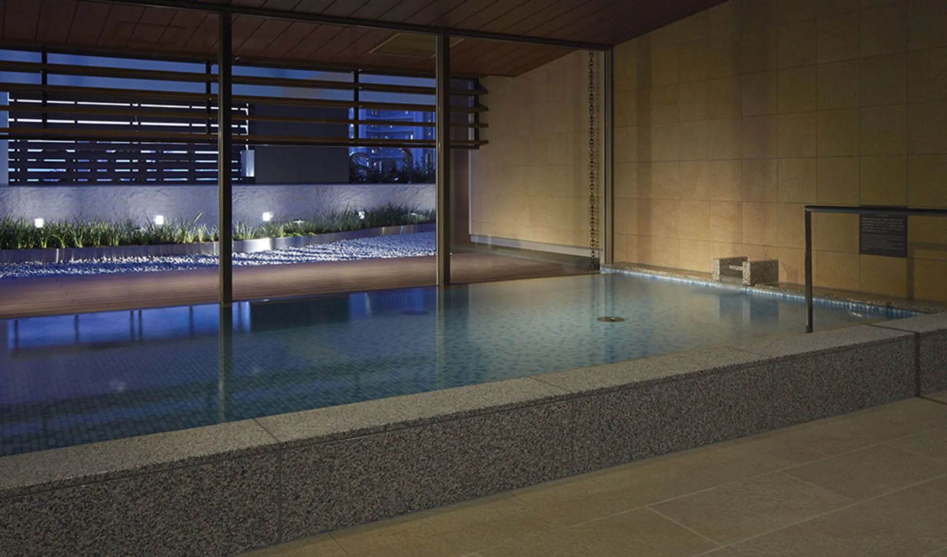 Mitsui Garden Premier in Osaka: Pool