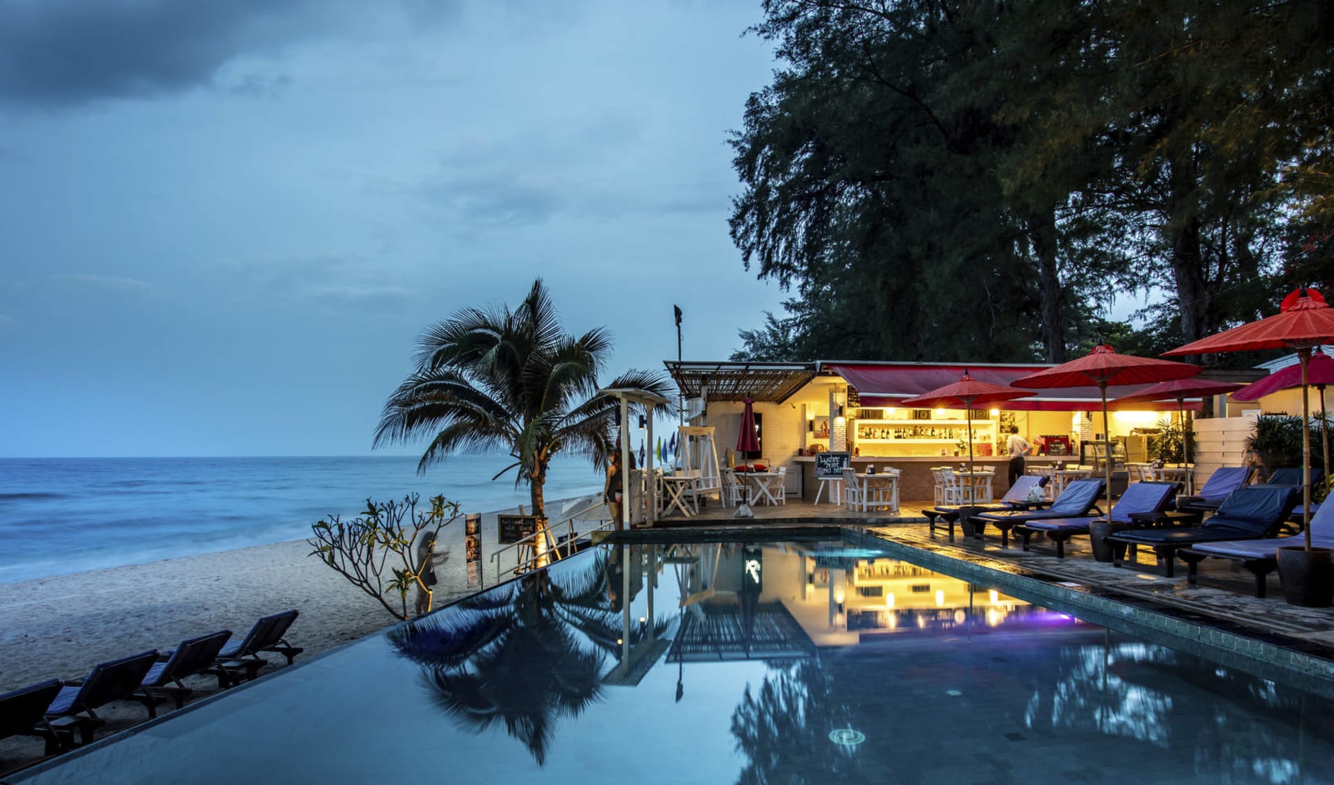 Laksasubha Hua Hin: Pool at night