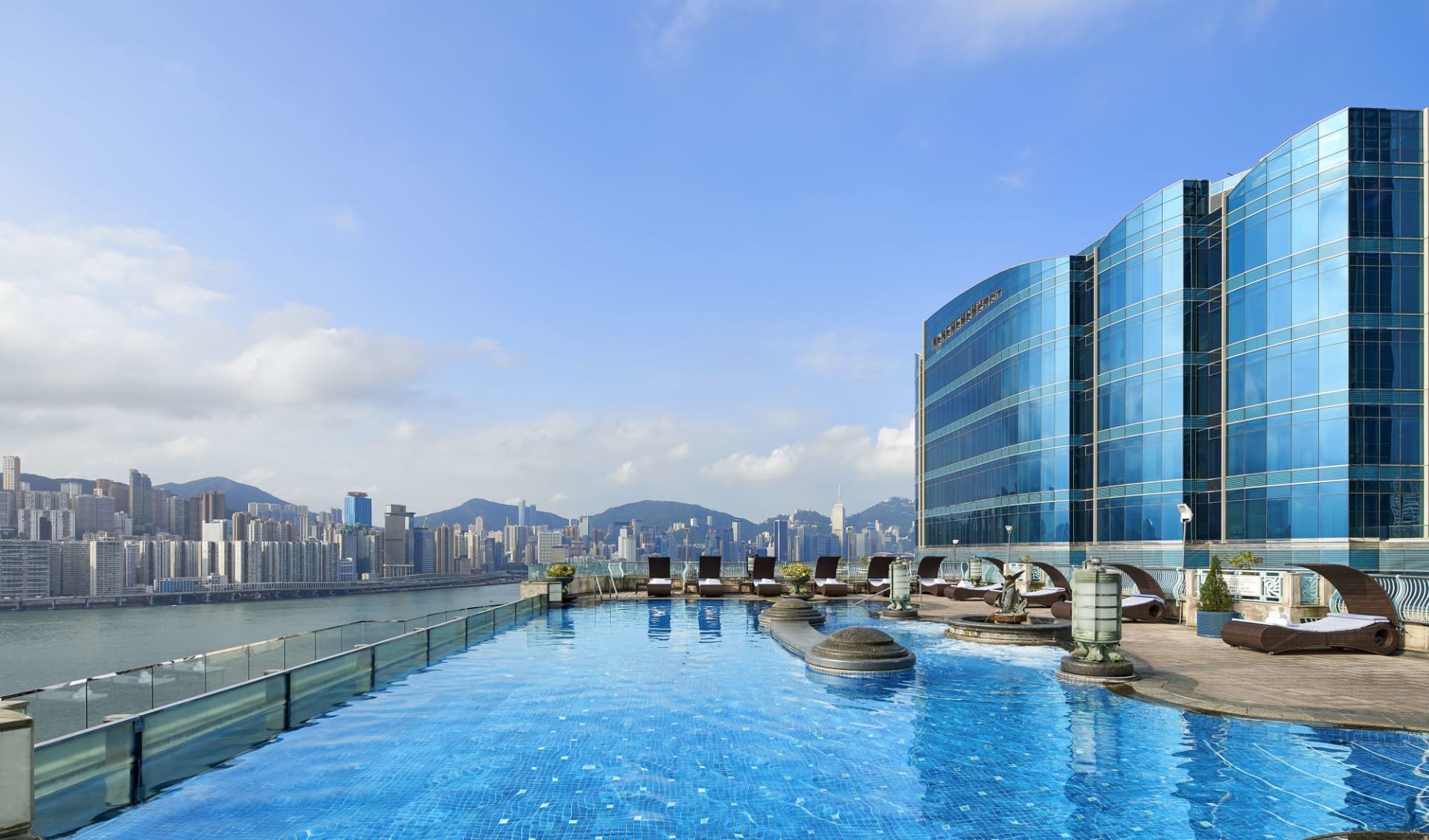 Harbour Grand Kowloon in Hong Kong: Swimming Pool