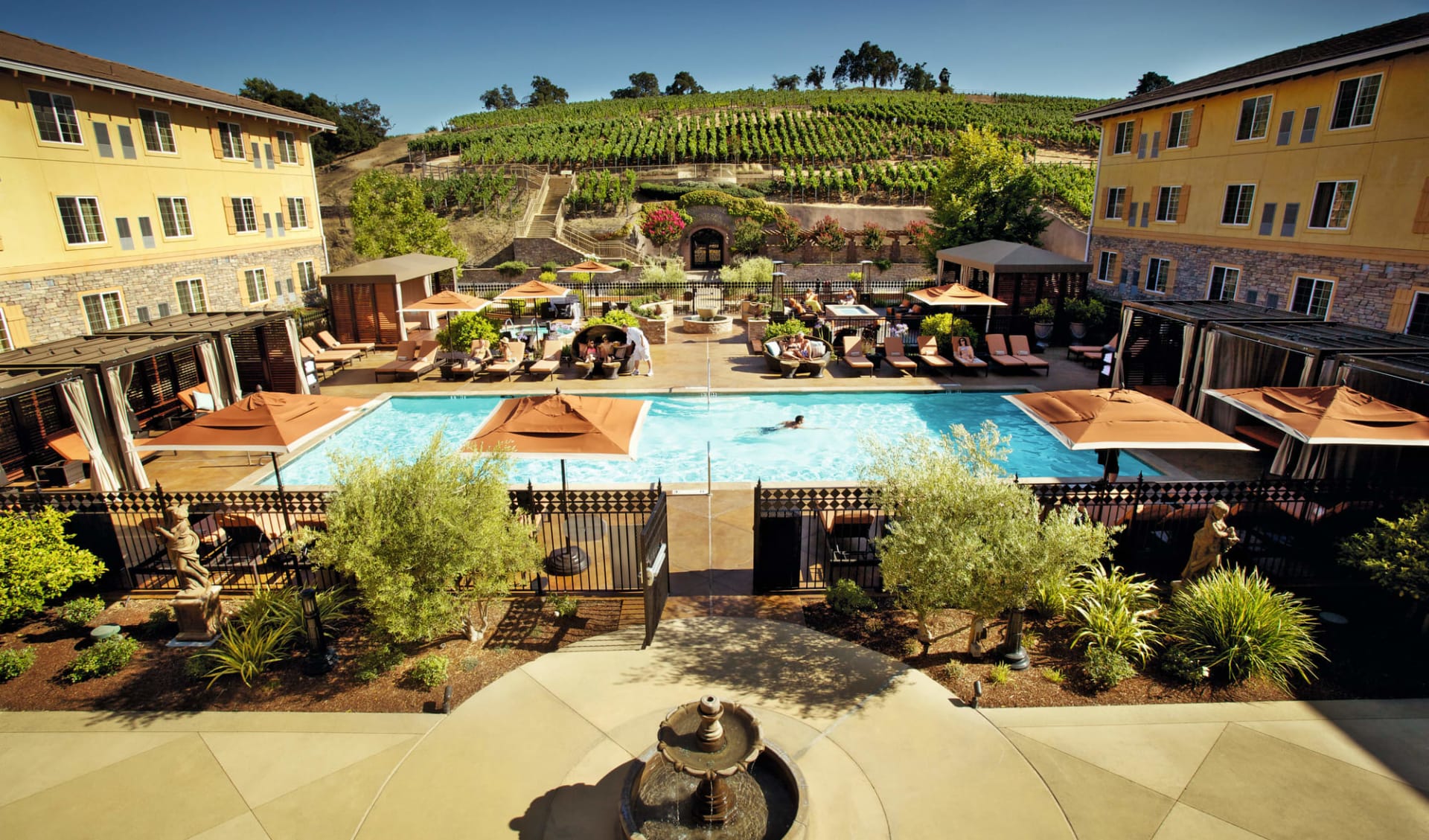 The Meritage Resort & Spa in Napa Valley: pool the meritage resort und spa brunnen schirme reben