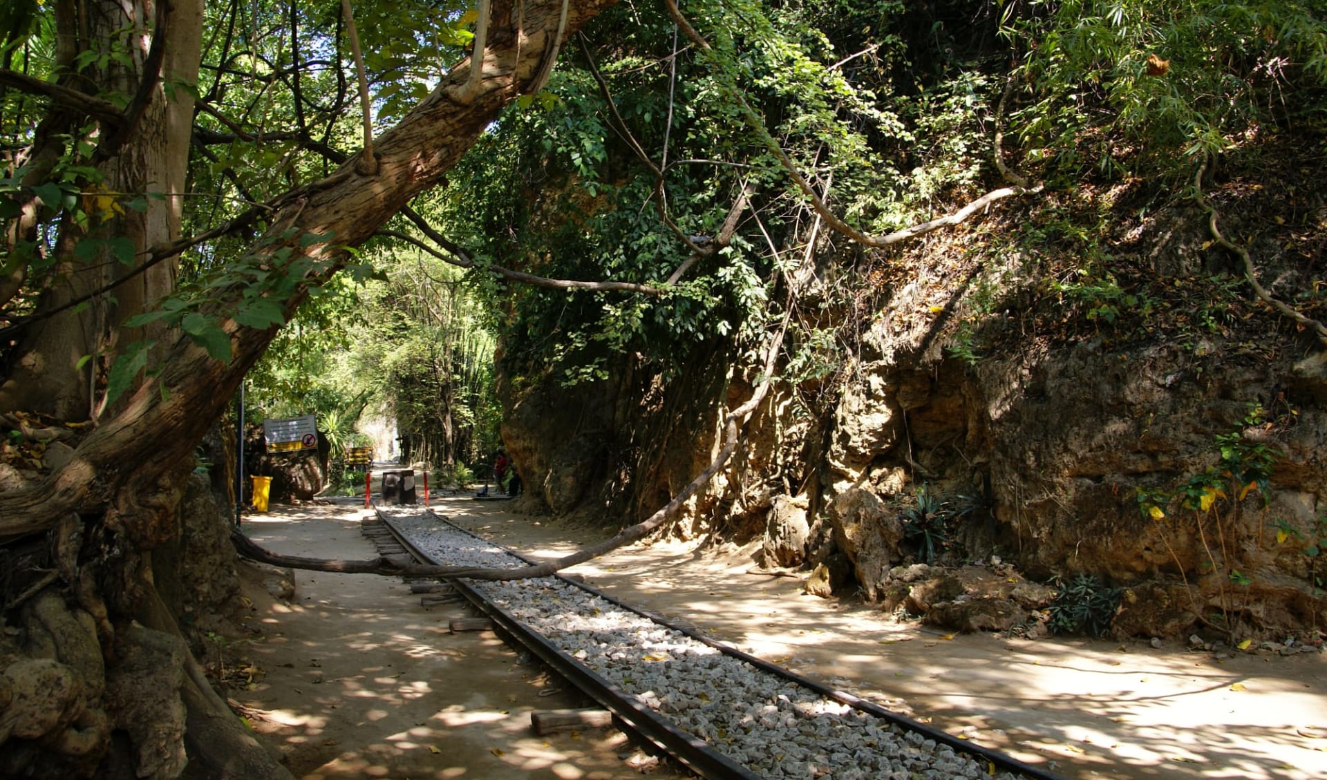 River Kwai Soft Adventure & Elefanten Erlebnis ab Bangkok: River Kwai: old railway rails