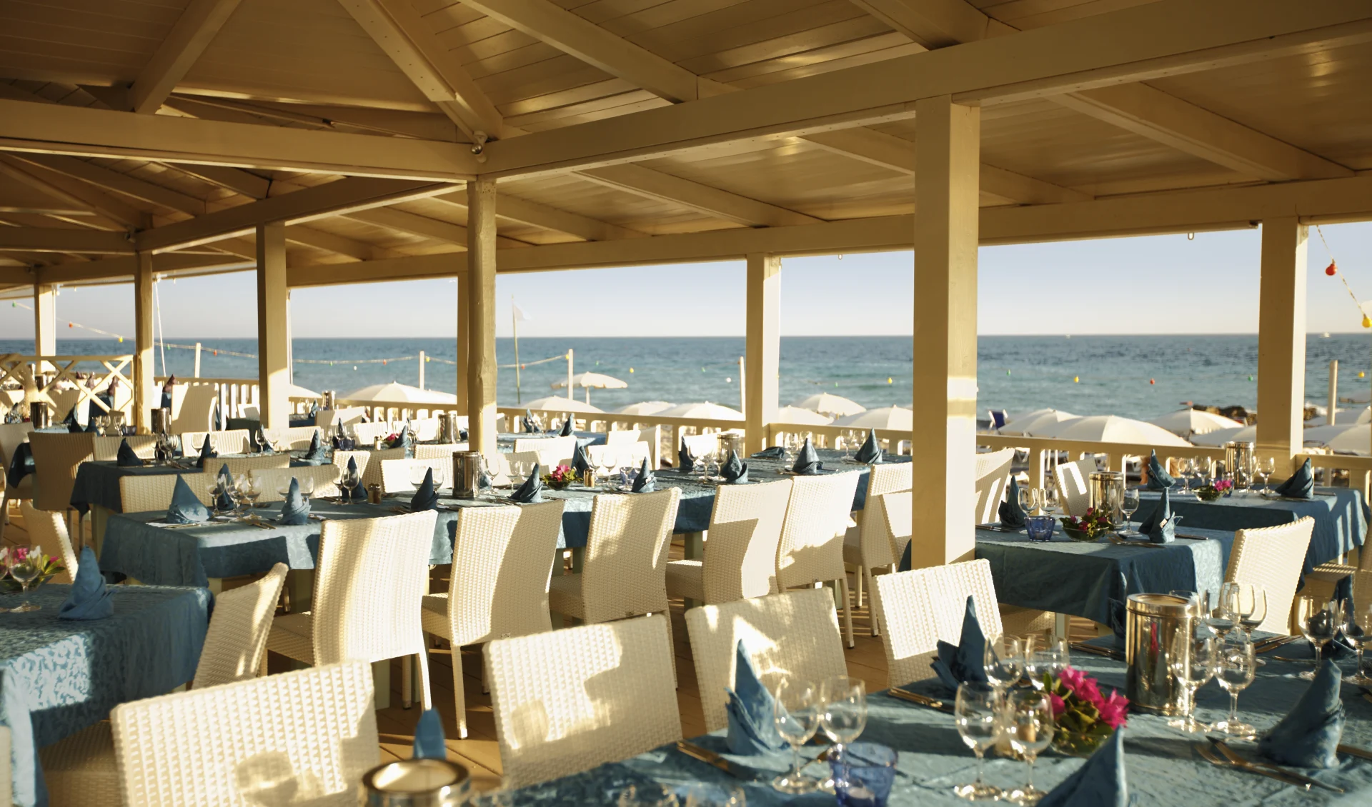 Badeferien im ROBINSON APULIA ab Brindisi: Robinson_Club_Apulia_Restaurant_Terrasse_6eb19a1c-b532-44fa-ab37-76b76fa1ade5