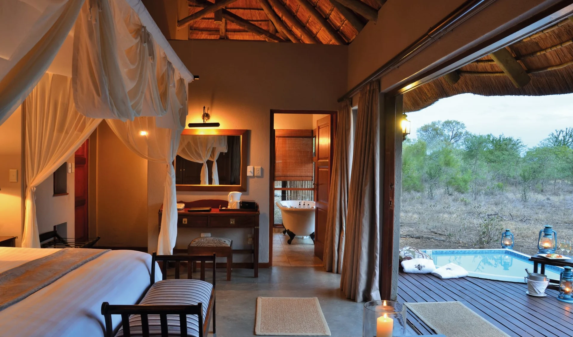 Imbali Safari Lodge in Krüger Nationalpark:  Imbali Safari Lodge - Schlafzimmer mit Blick zur Veranda und Planschpool