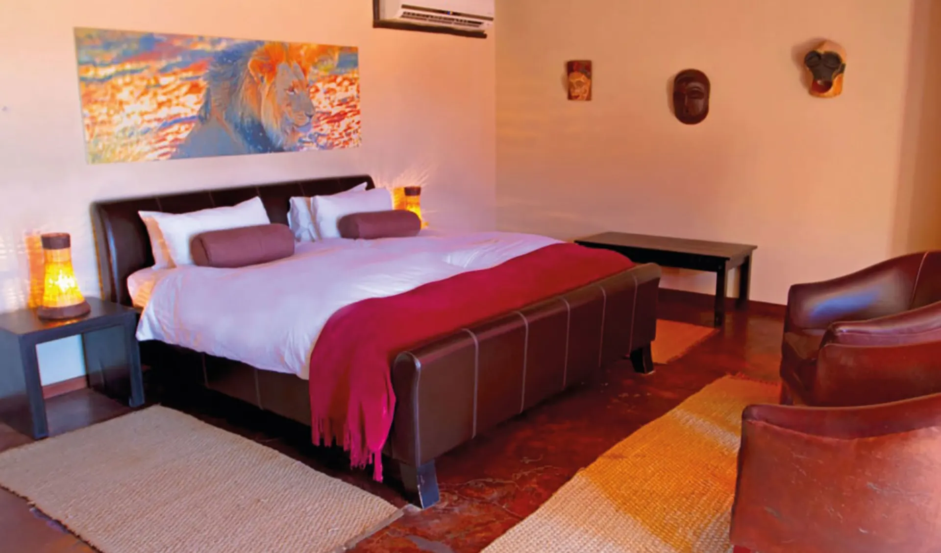 Intu Africa Zebra Kalahari Lodge in Mariental:  Intu Africa Zebra Lodge - Schlafzimmer mit Bett