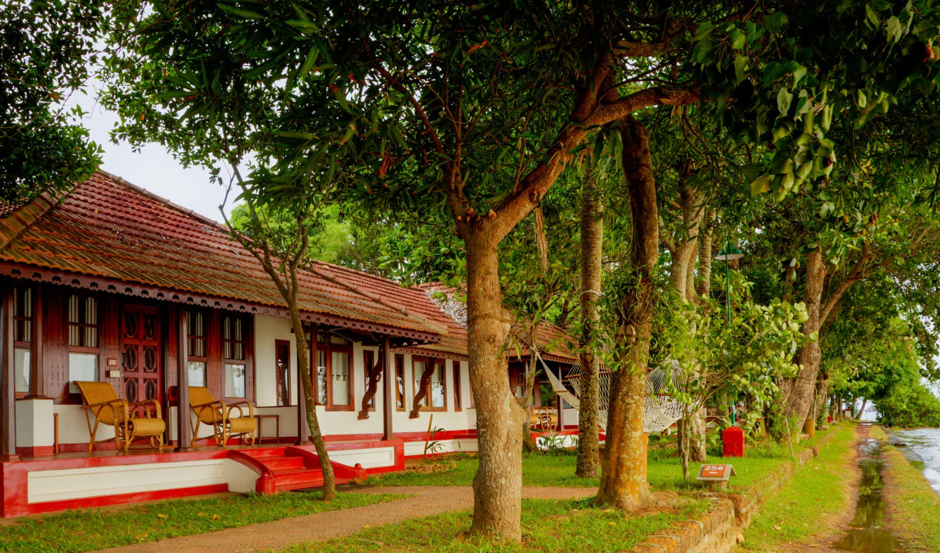 Coconut Lagoon in Kumarakom: Lake Front Villa with Private Pool