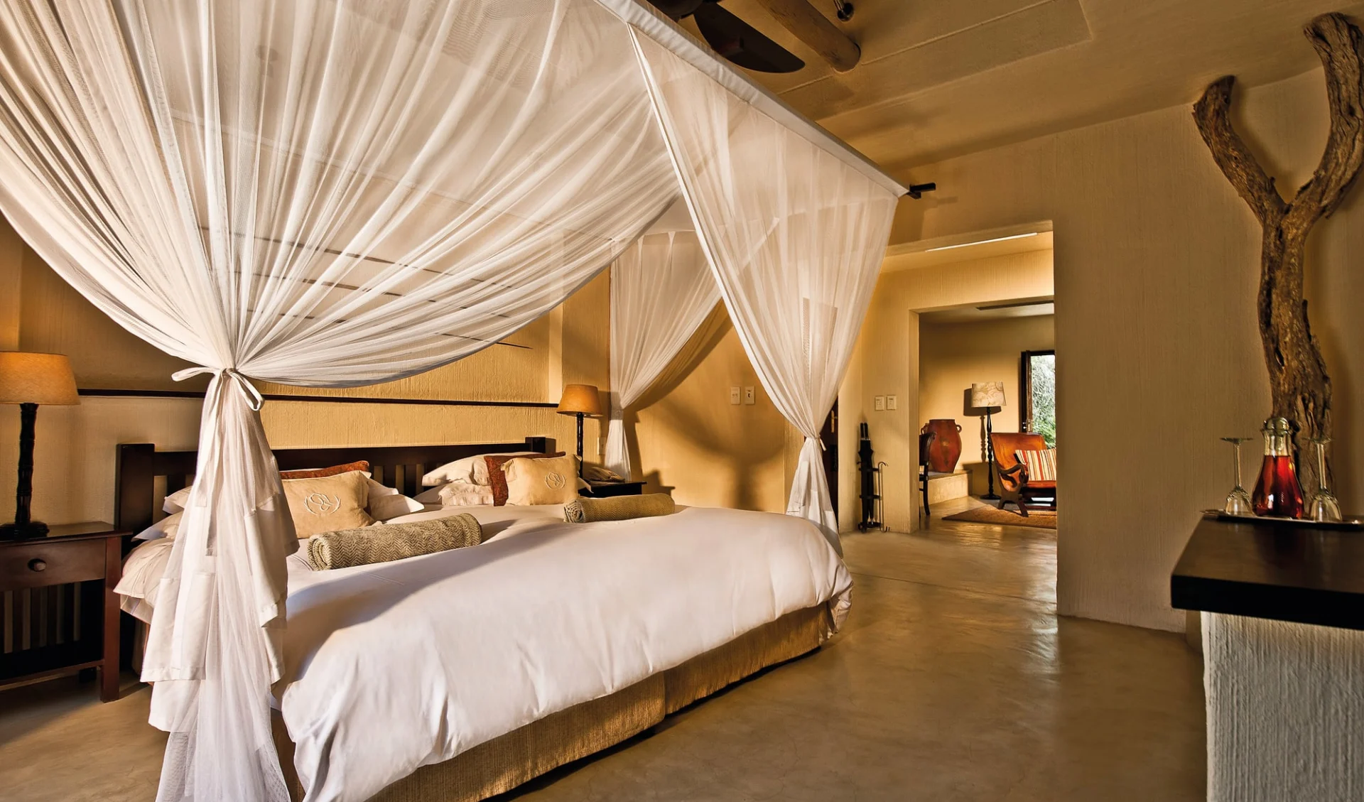 Sabi Sabi Bush Lodge in Sabi Sands:  Sabi Sabi Bush Lodge - Luxury Suite mit Bett