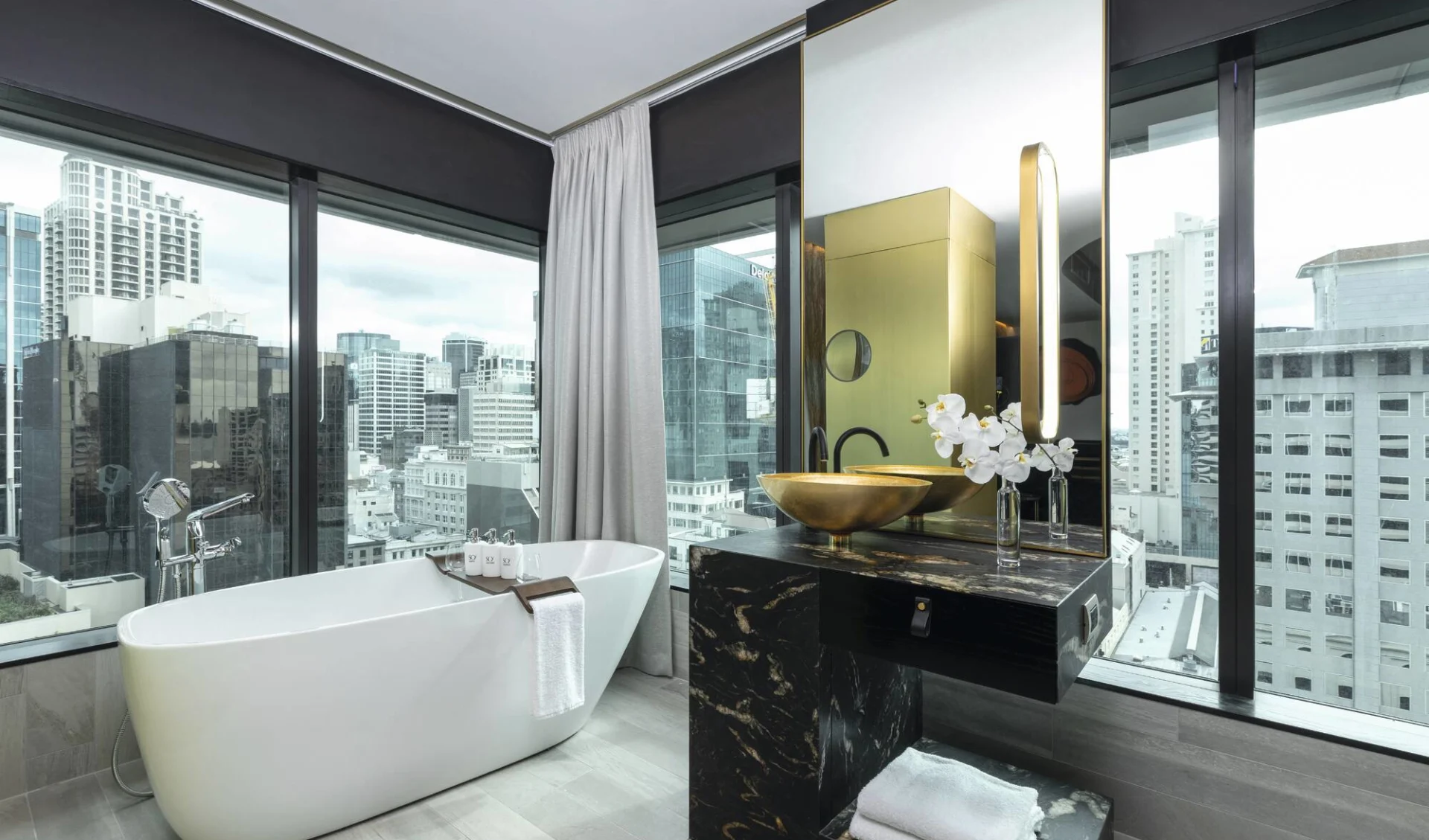 SO/ Auckland: zimmer SO Sofitel Auckland - Badezimmer mit Sicht auf Stadt