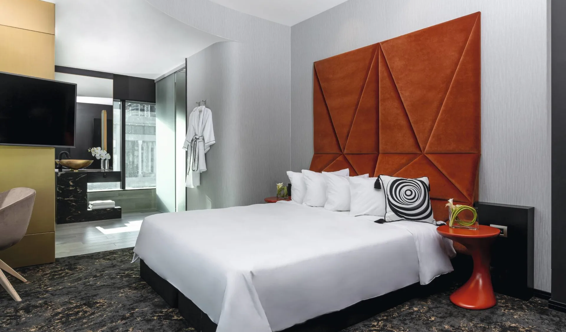 SO/ Auckland: zimmer SO Sofitel Auckland - Zimmeransicht mit Bett und sicht ins Badezimmer