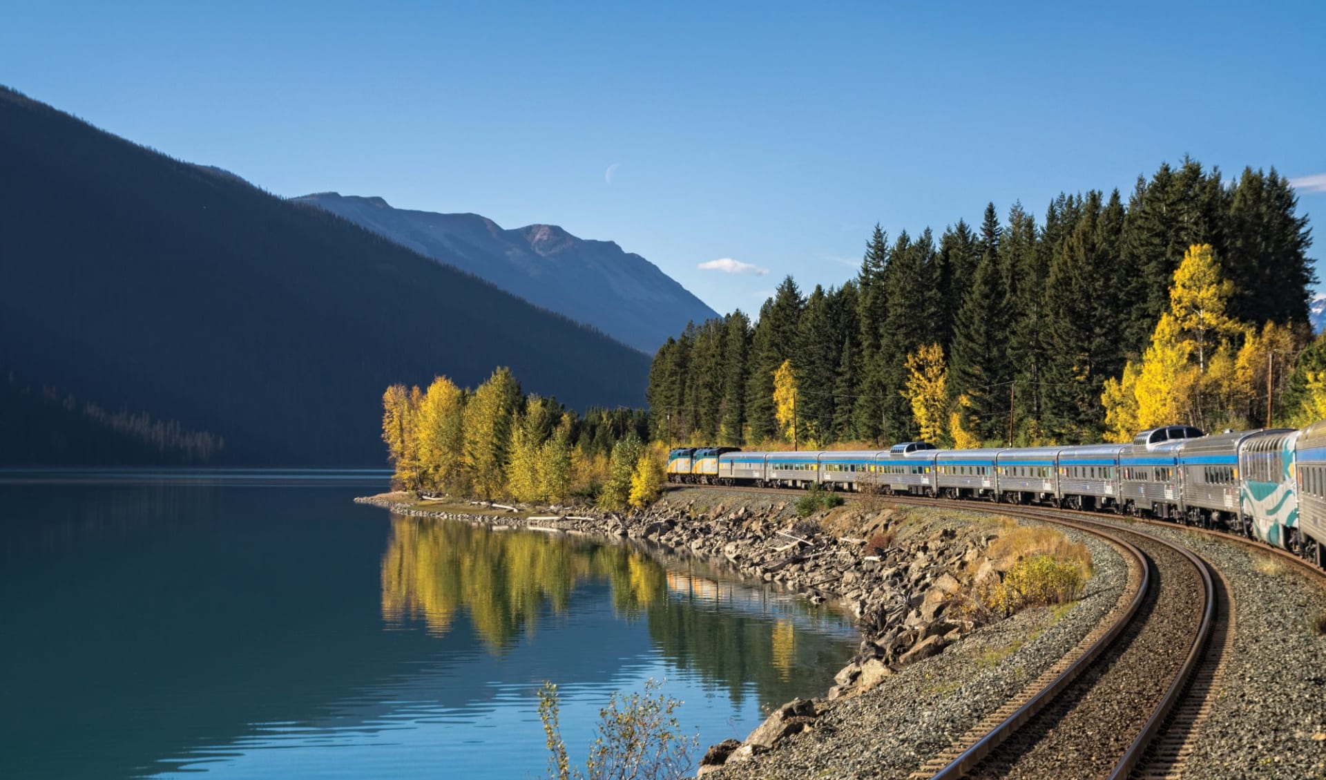 Per Zug quer durch Kanada ab Toronto: RS334_VIA_Train_C_Robidoux_Train_RS1012_TO_Van_train_moose_lake_Canadian