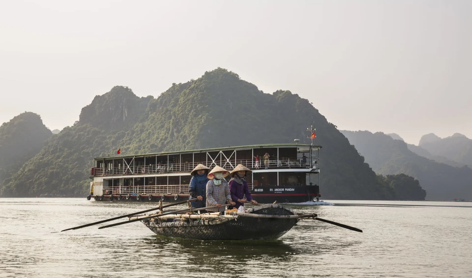 Flusskreuzfahrt ins Hochland Nordvietnams ab Hanoi: RV Angkor Pandaw in Halong Bay