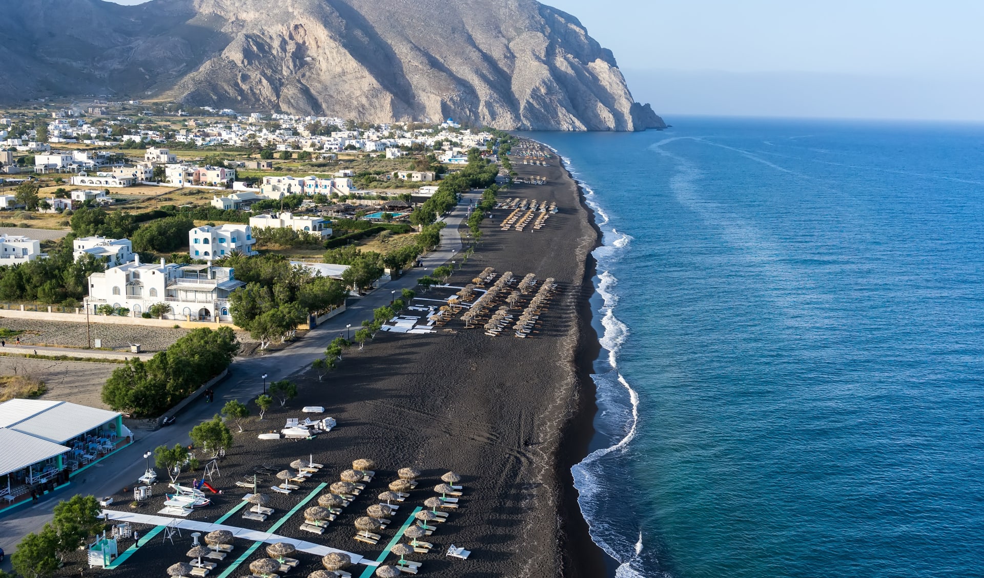 Badeferien im Volcano View Hotel ab Santorini: Santorini_Black_Beach_