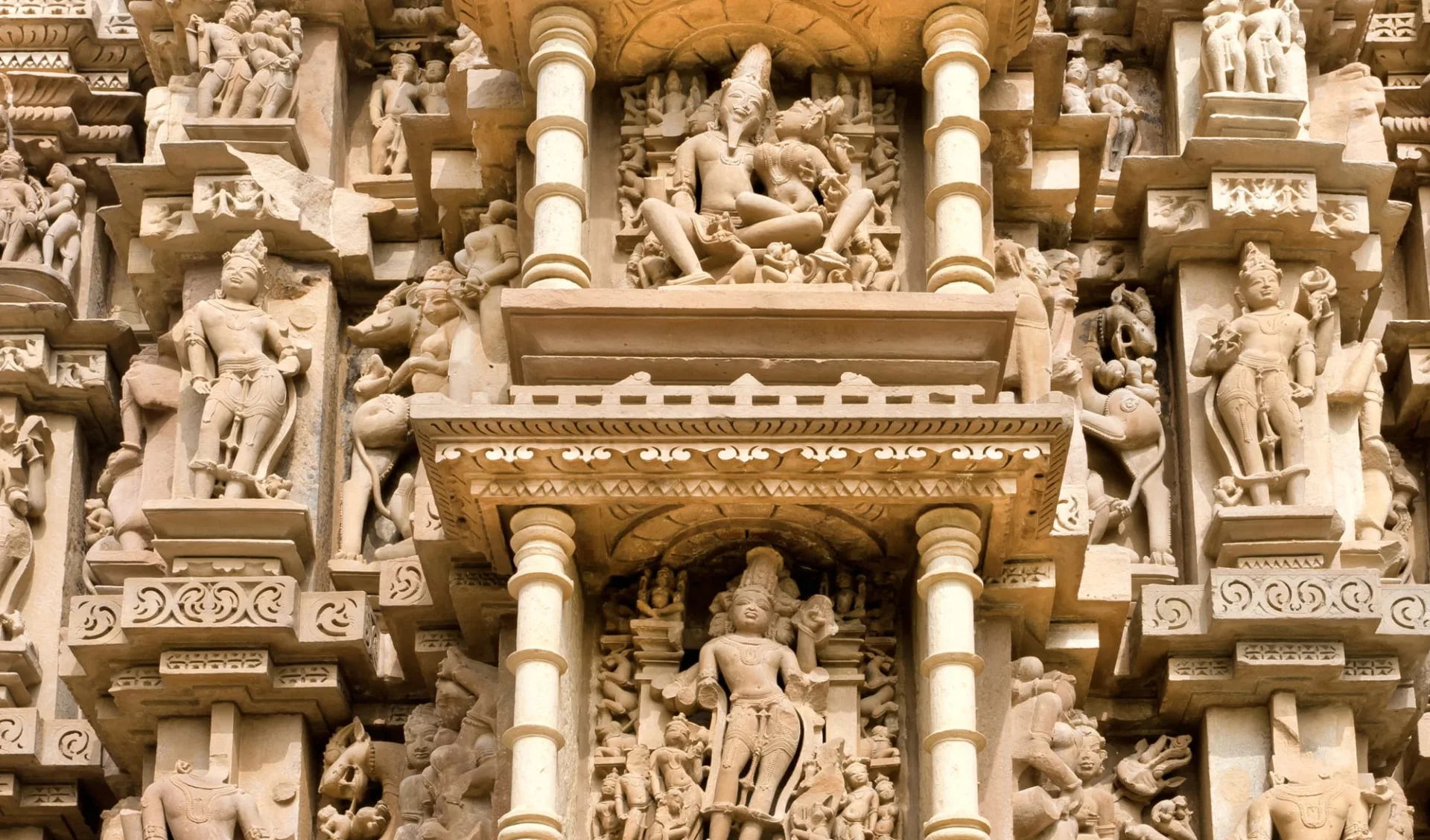 Reise zum heiligen Ganges ab Delhi: Sculptures, temple of Khajuraho