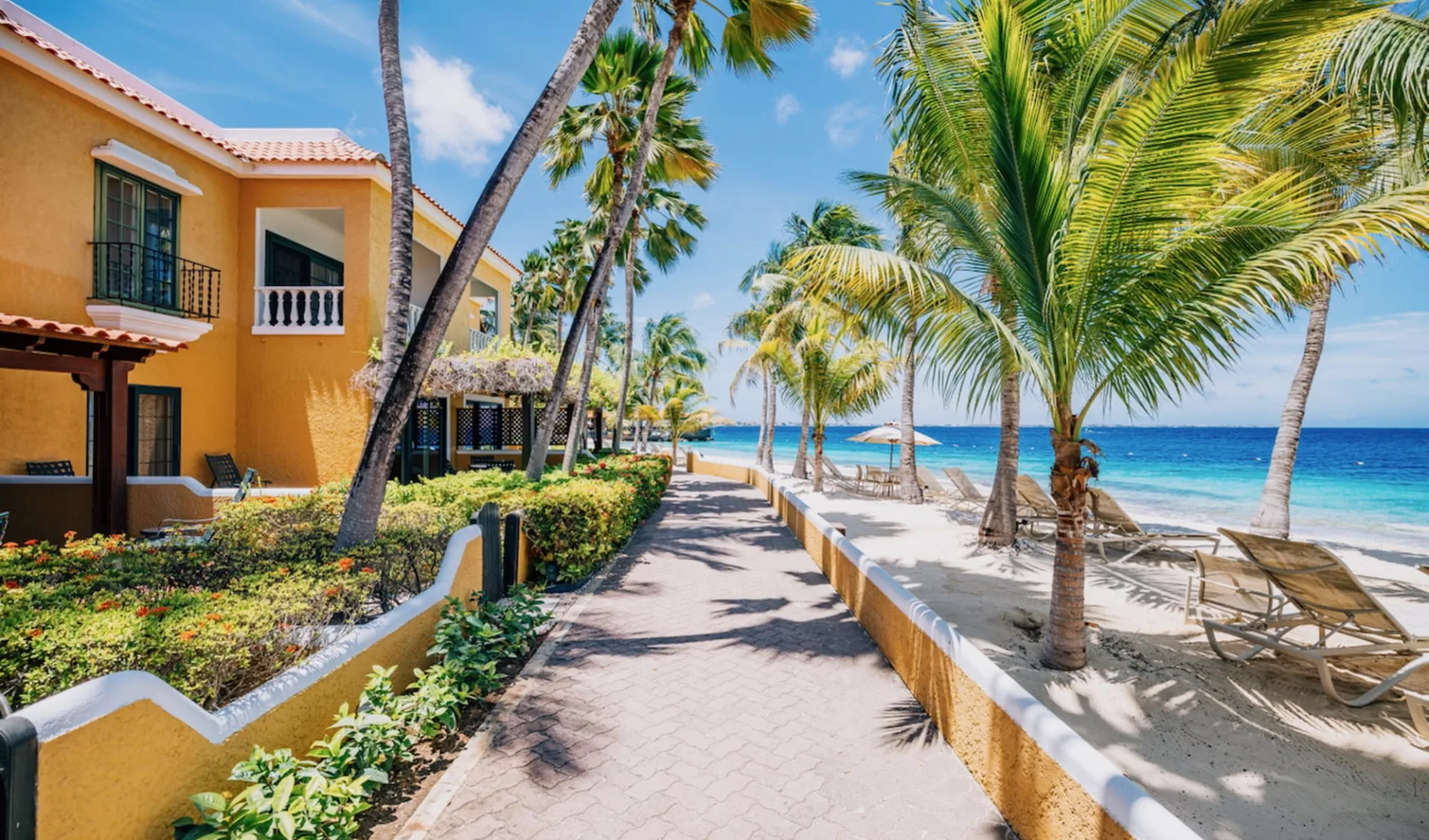 Harbour Village Beach Club Hotel in Bonaire: Suites beach perspective