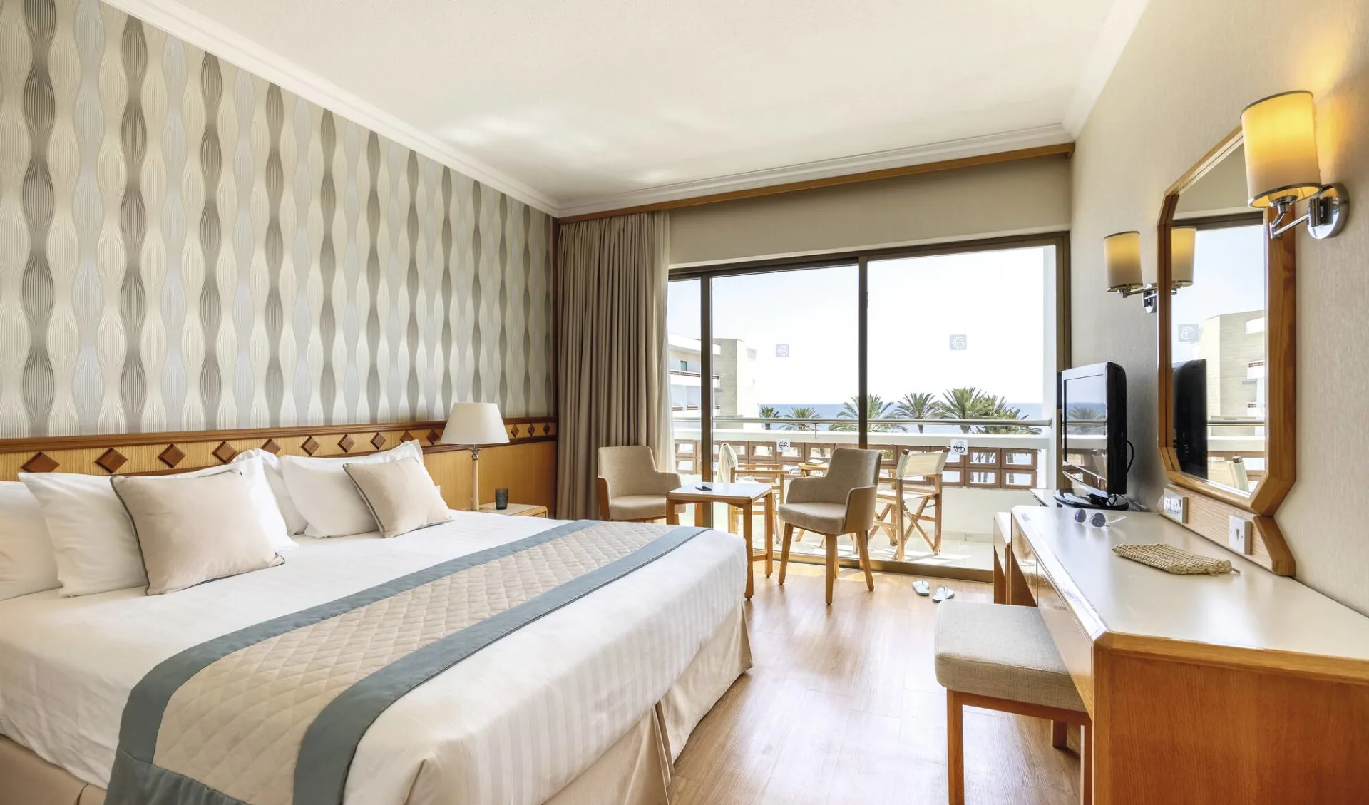 Badeferien im TUI BLUE Pioneer Beach ab Paphos: TB_Pioneer_Beach_CYP_AC16784507__283_Superior_Double_Sea_View