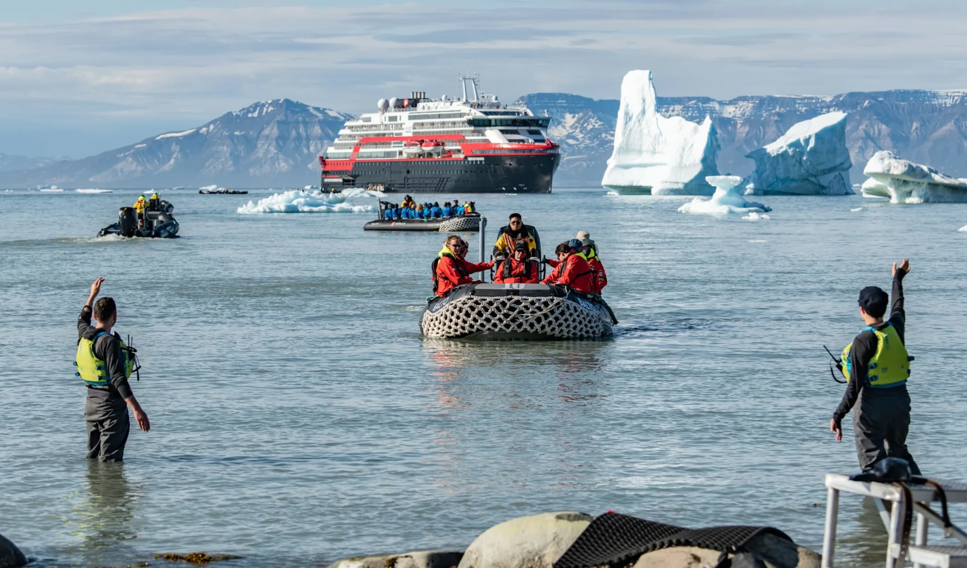 Diskobucht – im Herzen Grönlands ab Reykjavik: TED-GATLIN-20220718-VAIGATSOUND-LANDINGBOATCATCHERS-3154-TEDGATLIN-18507014-Photo_Ted_Gatlin