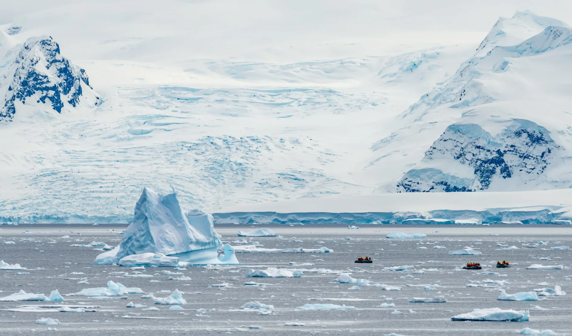 Antarktische Halbinsel - 7. Kontinent ab Buenos Aires: Tender-boat-excursion-Wilhelmina-Bay-Antarctica--HGR-129191-Photo_Karsten_Bidstrup