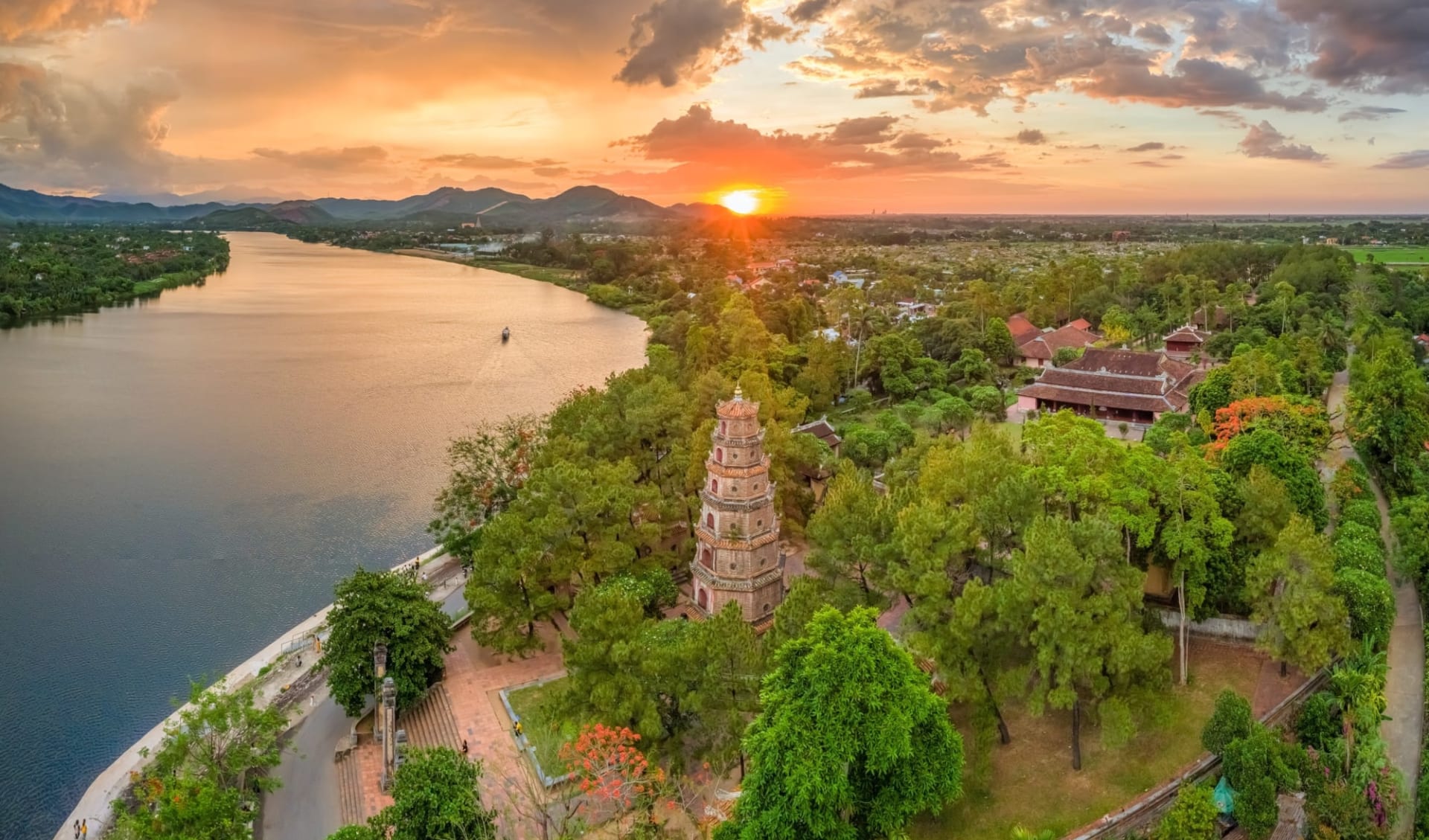 Höhepunkte Vietnams ab Hanoi: Thien Mu Pagoda on the Perfume River