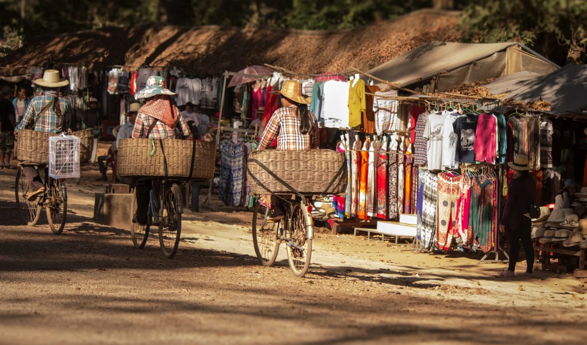 Überland von Phnom Penh nach Angkor: Three ladies riding bicycle