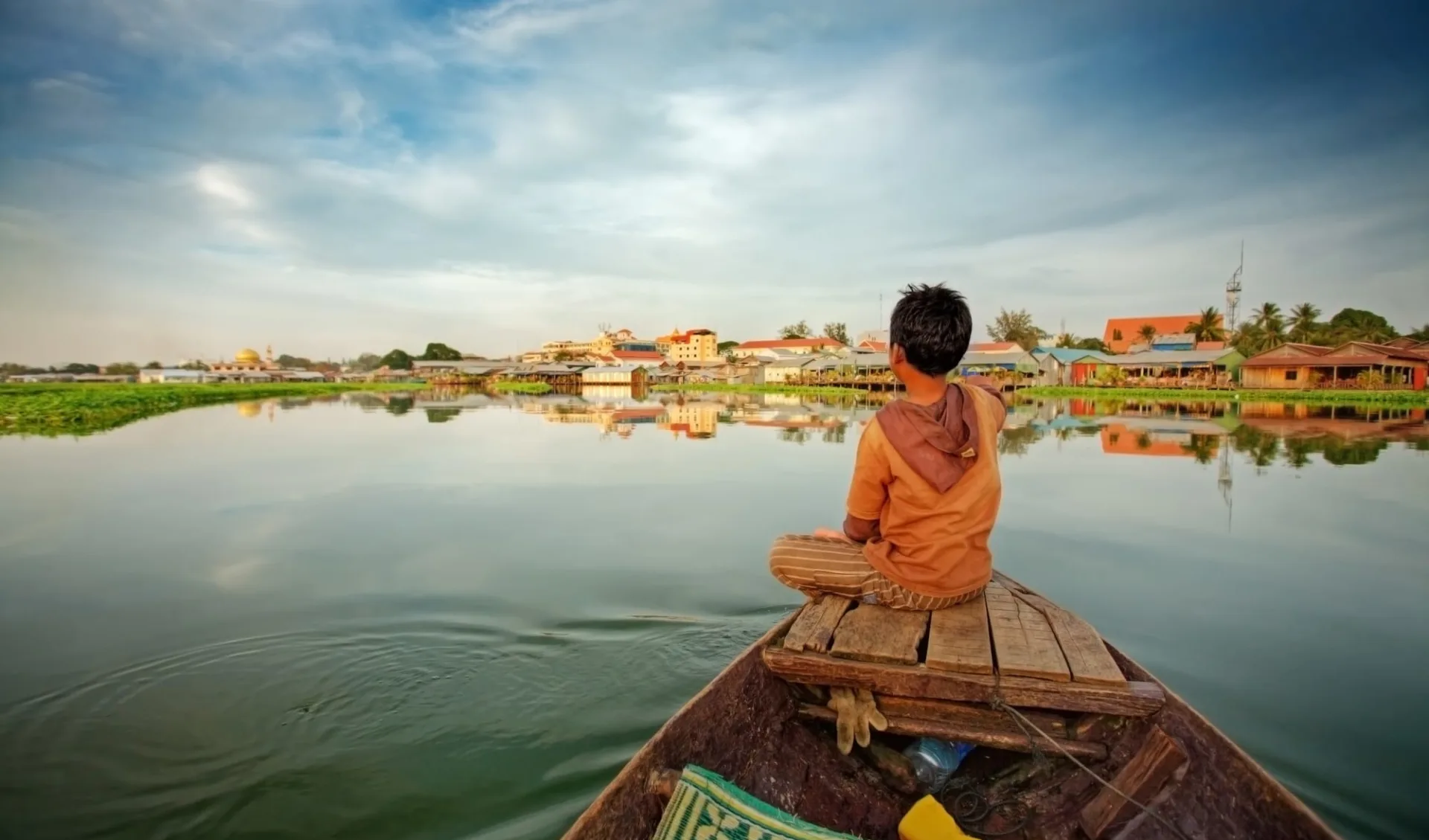 Kultur und Entwicklungshilfe - Stiftung mine-ex ab Siem Reap: Tonle Sap - Cambodian Boy on boat