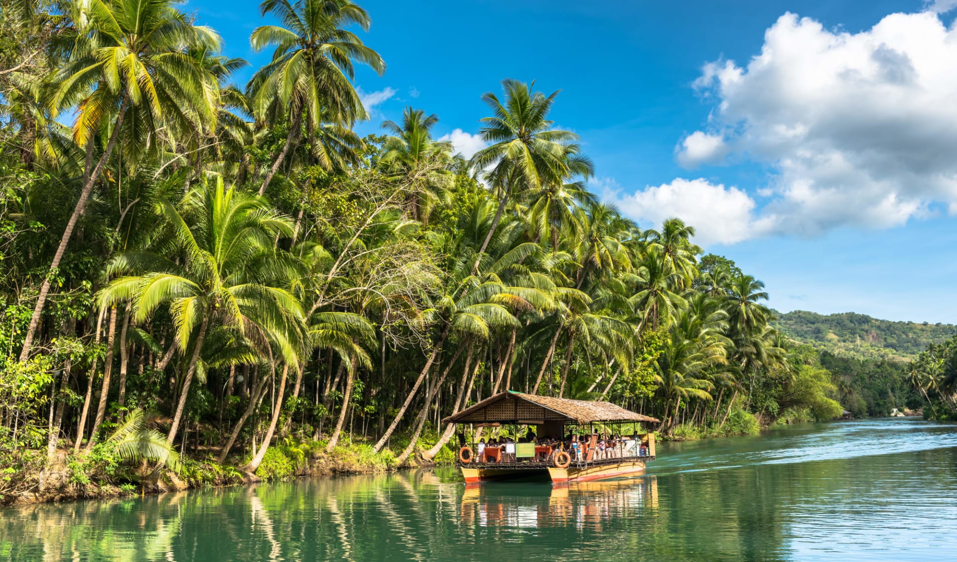 Naturwunder Bohol: Bohol Traditional raft boat on a jungle green river Loboc