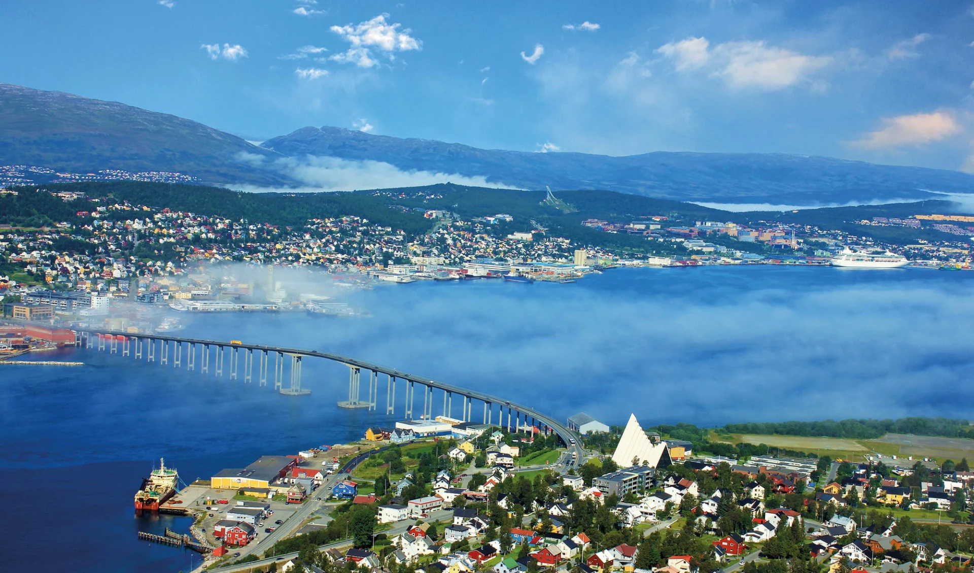 Auf der Postschiffroute zum Nordkap ab Bergen: Tromso Vogelperspektive