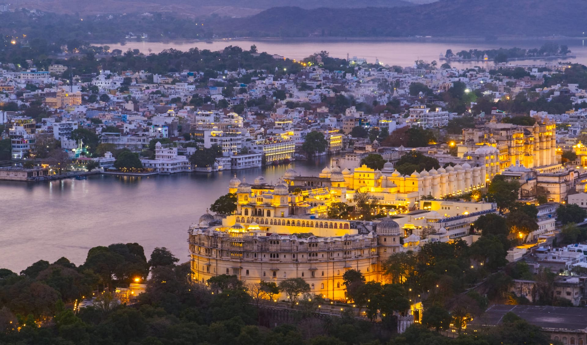 Indien für Geniesser ab Delhi: Udaipur City Palace with Lake Pichola