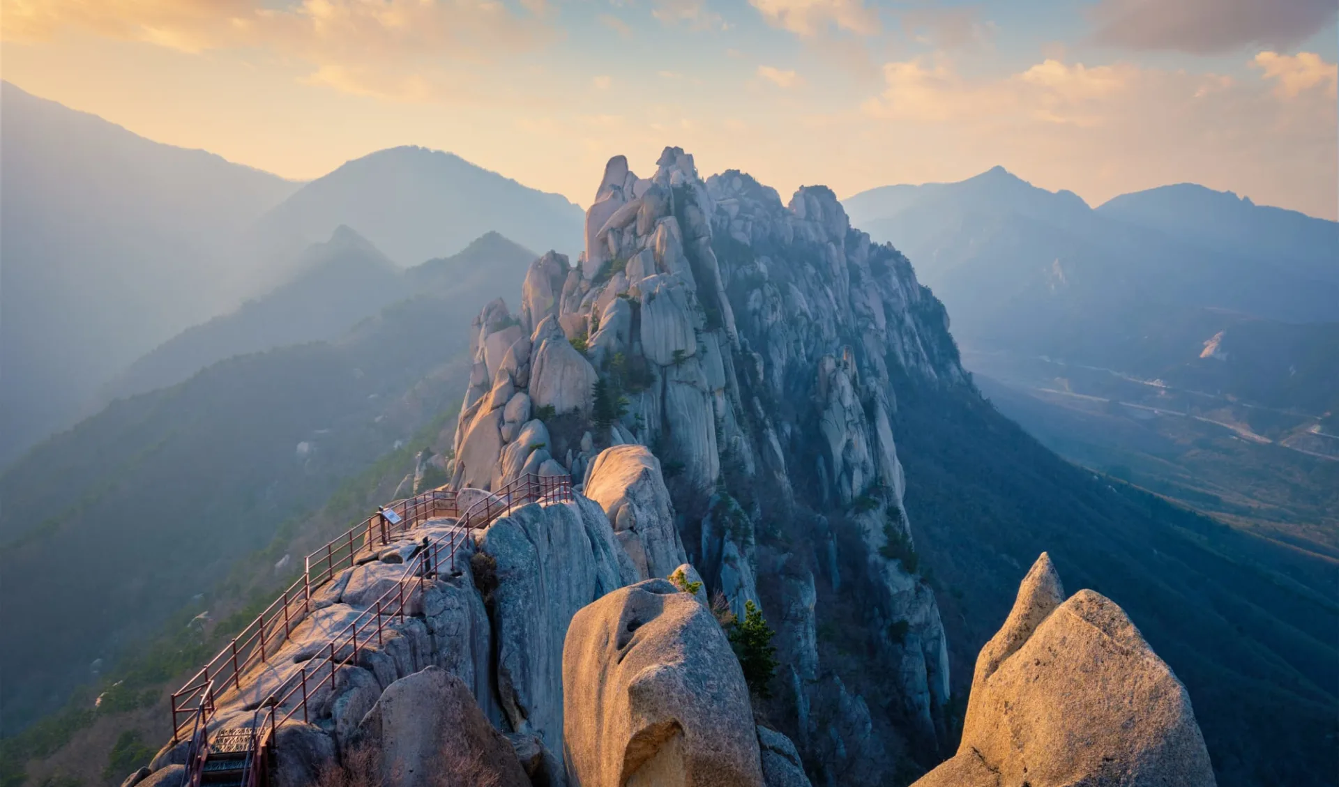 Mietwagen Rundreise «Glanzlichter Südkoreas» ab Seoul: Ulsanbawi rock peak at sunset
