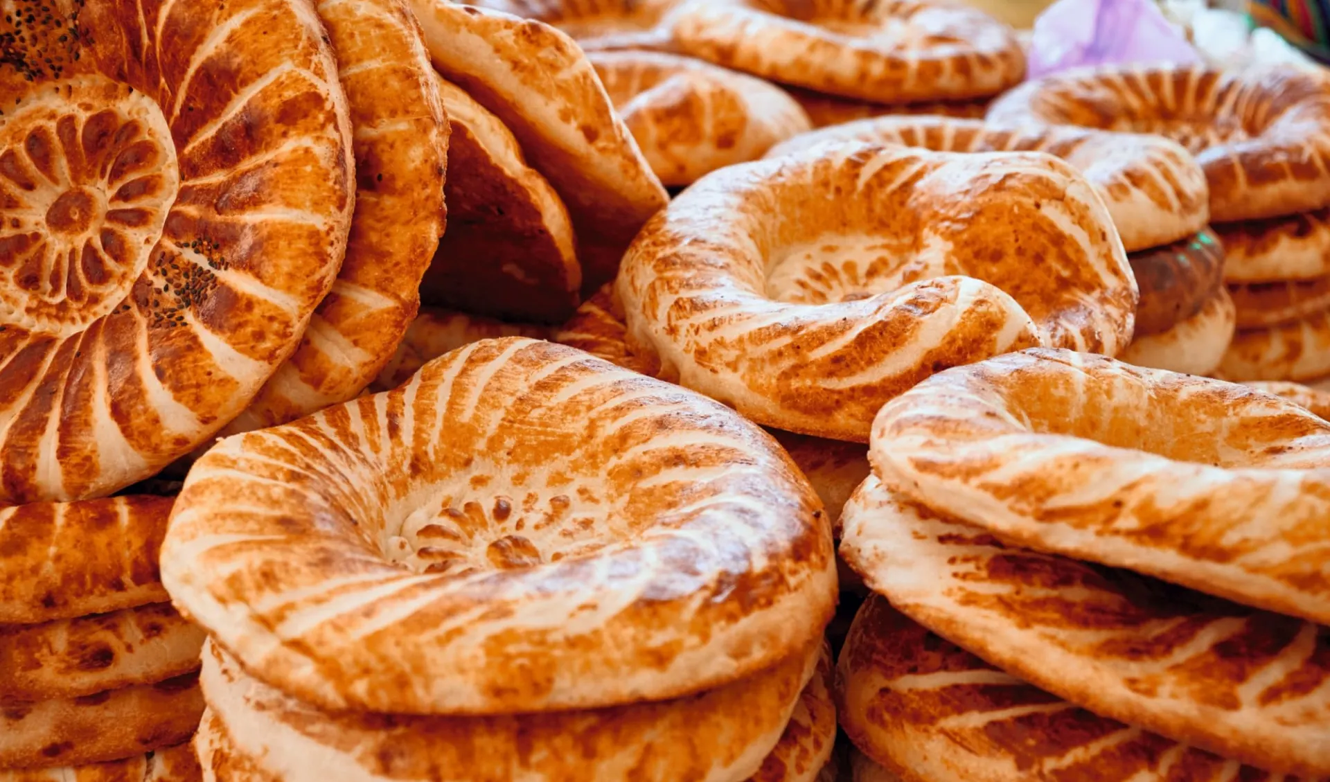 Auf den Spuren von Karawanen ab Taschkent: UZ_bread_shutterstock_1176568270_soul_studio