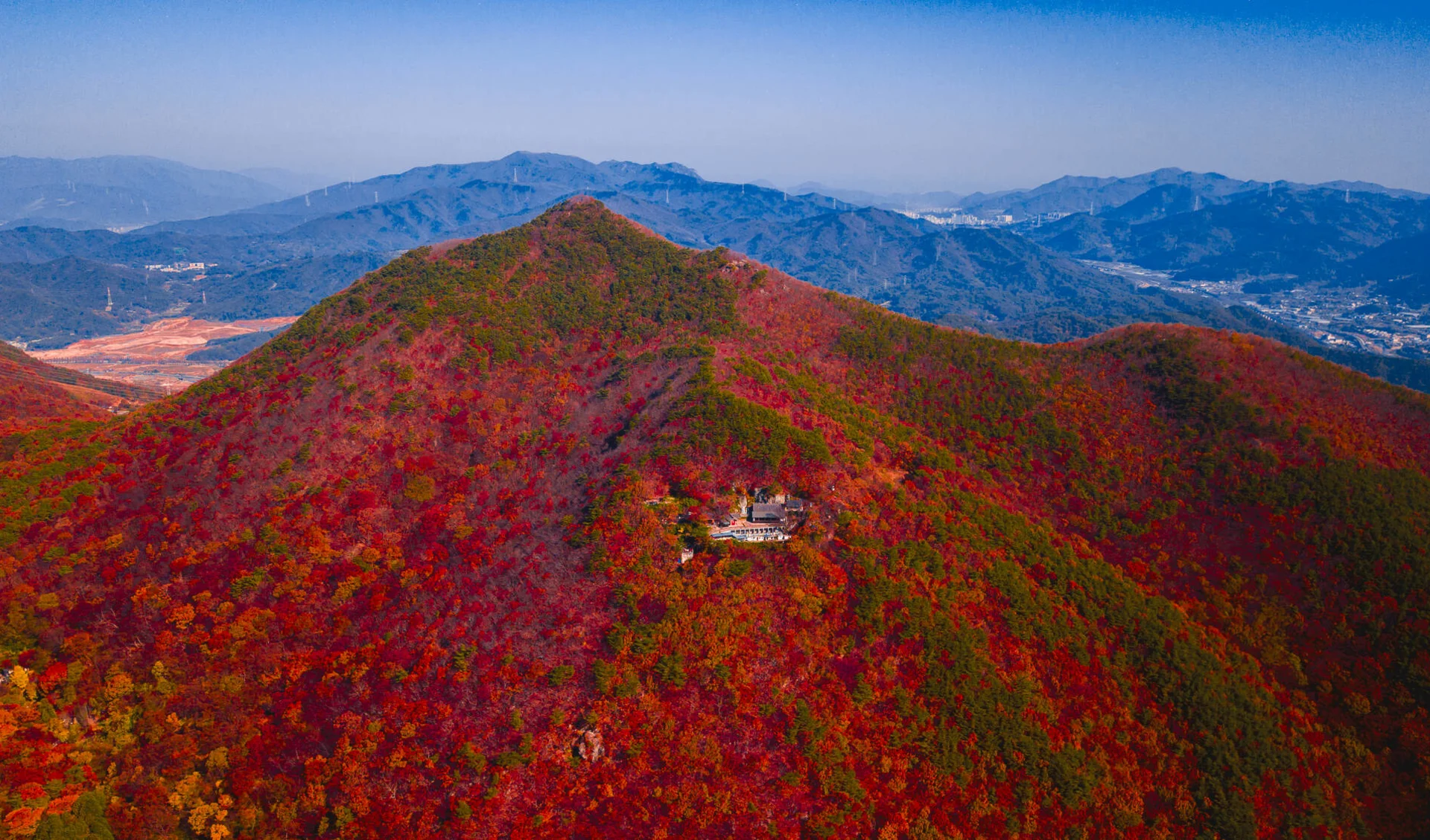 Spirituelles Erlebnis «Temple stay» ab Busan: View over Beomeosa temple in the mountains