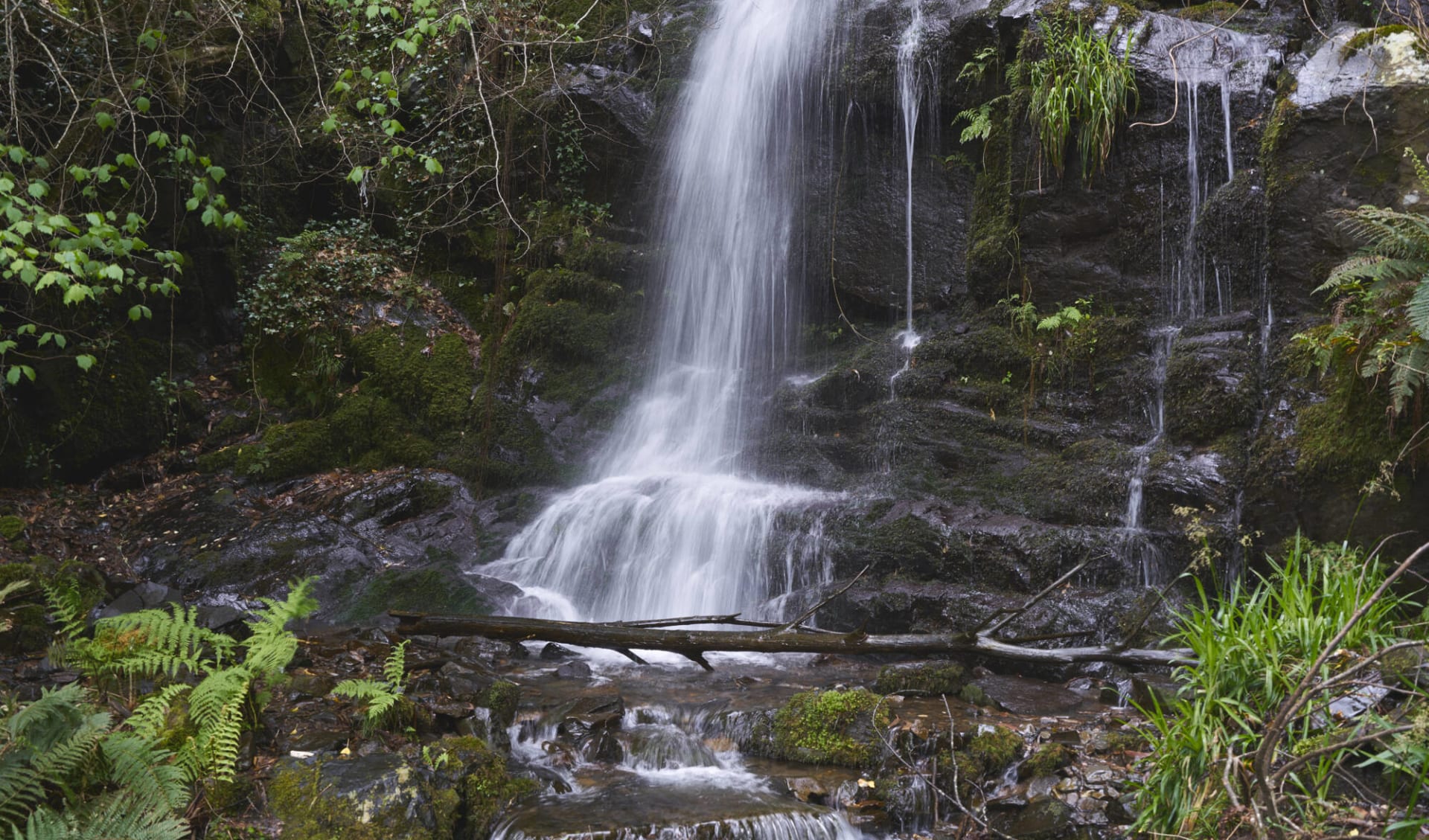 Individuelle Wanderreise - Portugals Schieferdörfer ab Coimbra: Wasserfall in Gondramaz