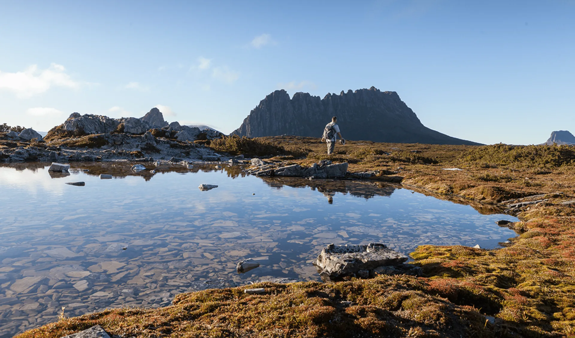 Tasmanian Wonderland ab Hobart: WEB_132424-Cradle-Mountain---Walking-towards-Marions-Lookout-@Kelly-Slater