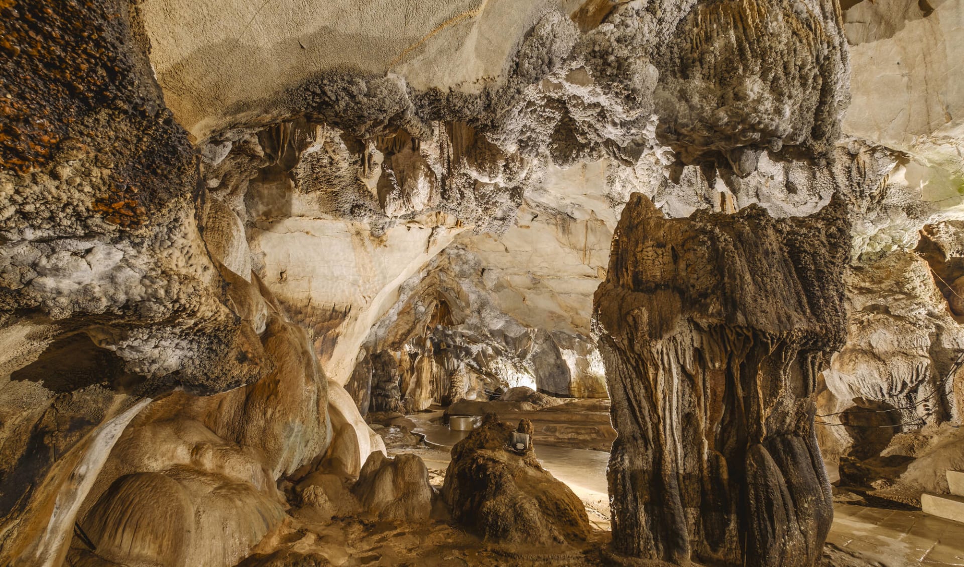 Im Schnellzug von Luang Prabang nach Vientiane: Wonderful view of in Tham Jang cave