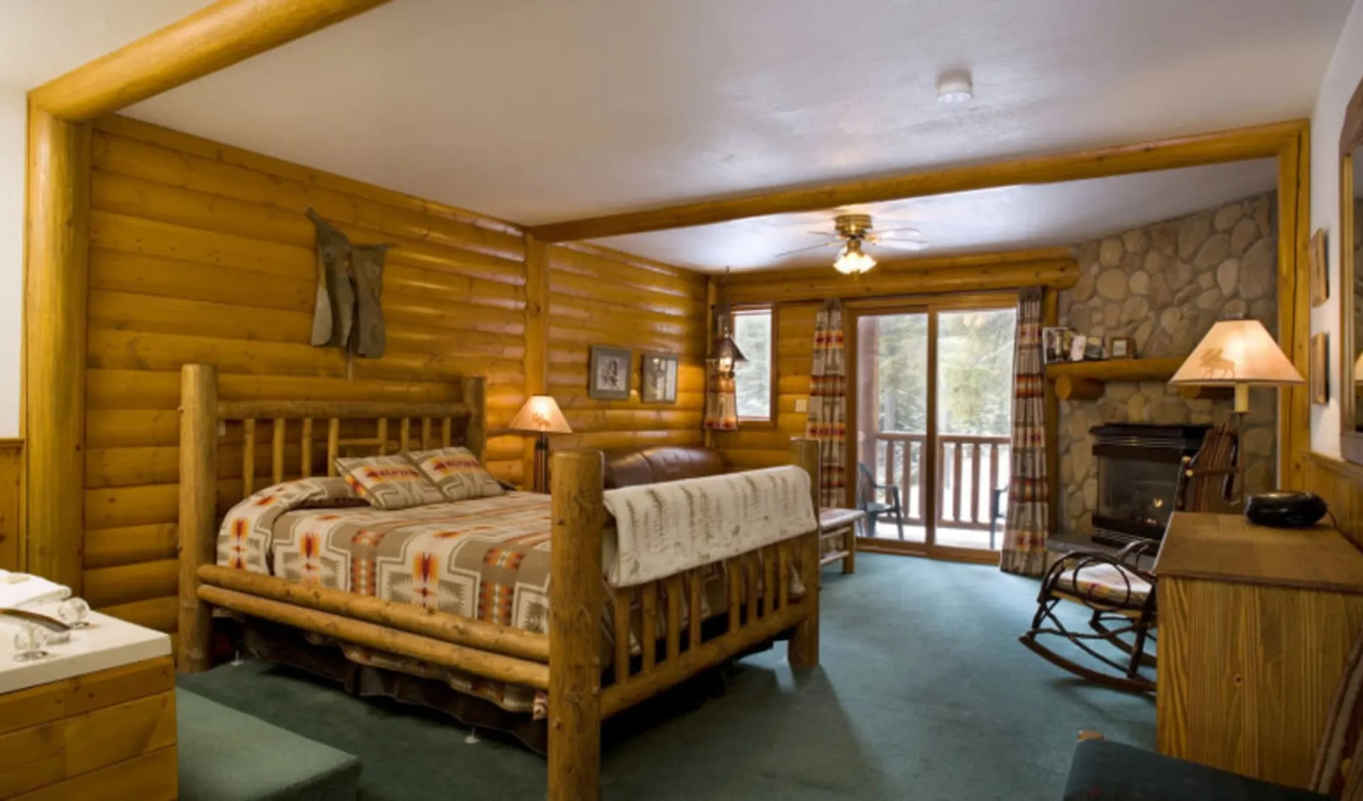 Baker Creek Mountain Lodge in Lake Louise: YLUBC_suite_007